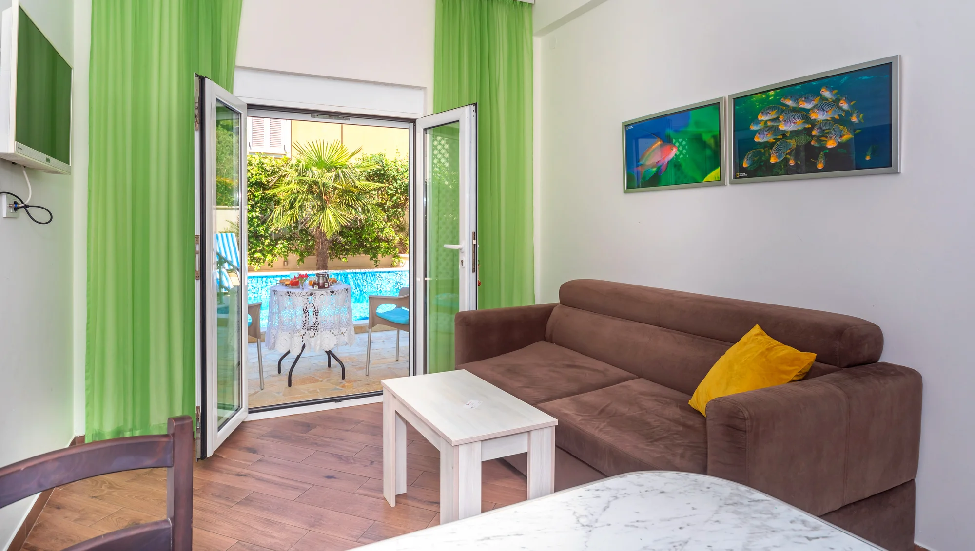 Přímořská pohoda v Černé Hoře: apartmány kousek od pláže i venkovní bazén