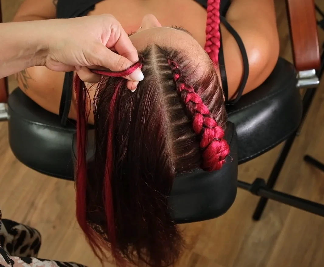 Online kurzy boxerských copánků: pletení s kanekalonem i bez