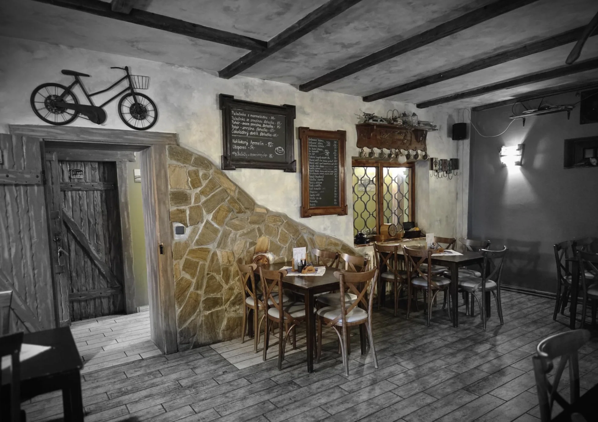 Pořádná hostina: pečené koleno o váze 750 g, chleba a omáčky