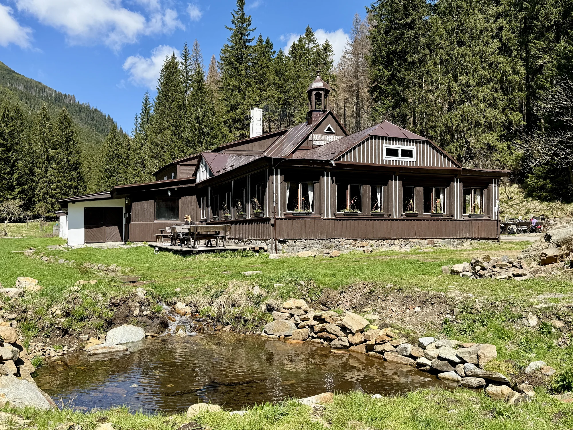 Tradiční horská chata v Peci pod Sněžkou: pobyt se snídaní, trasy pro skialpinisty