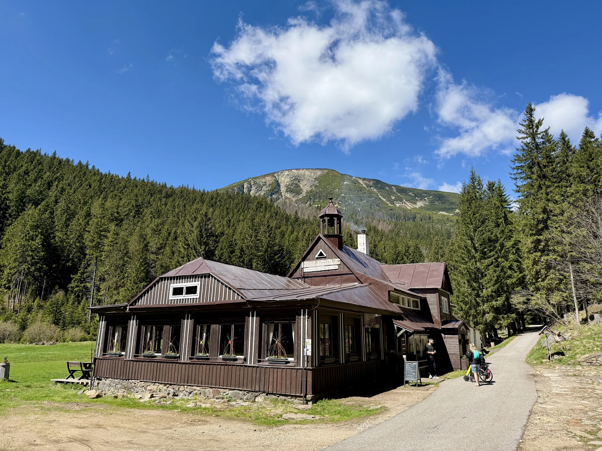 Tradiční horská chata v Peci pod Sněžkou: pobyt se snídaní, trasy pro skialpinisty