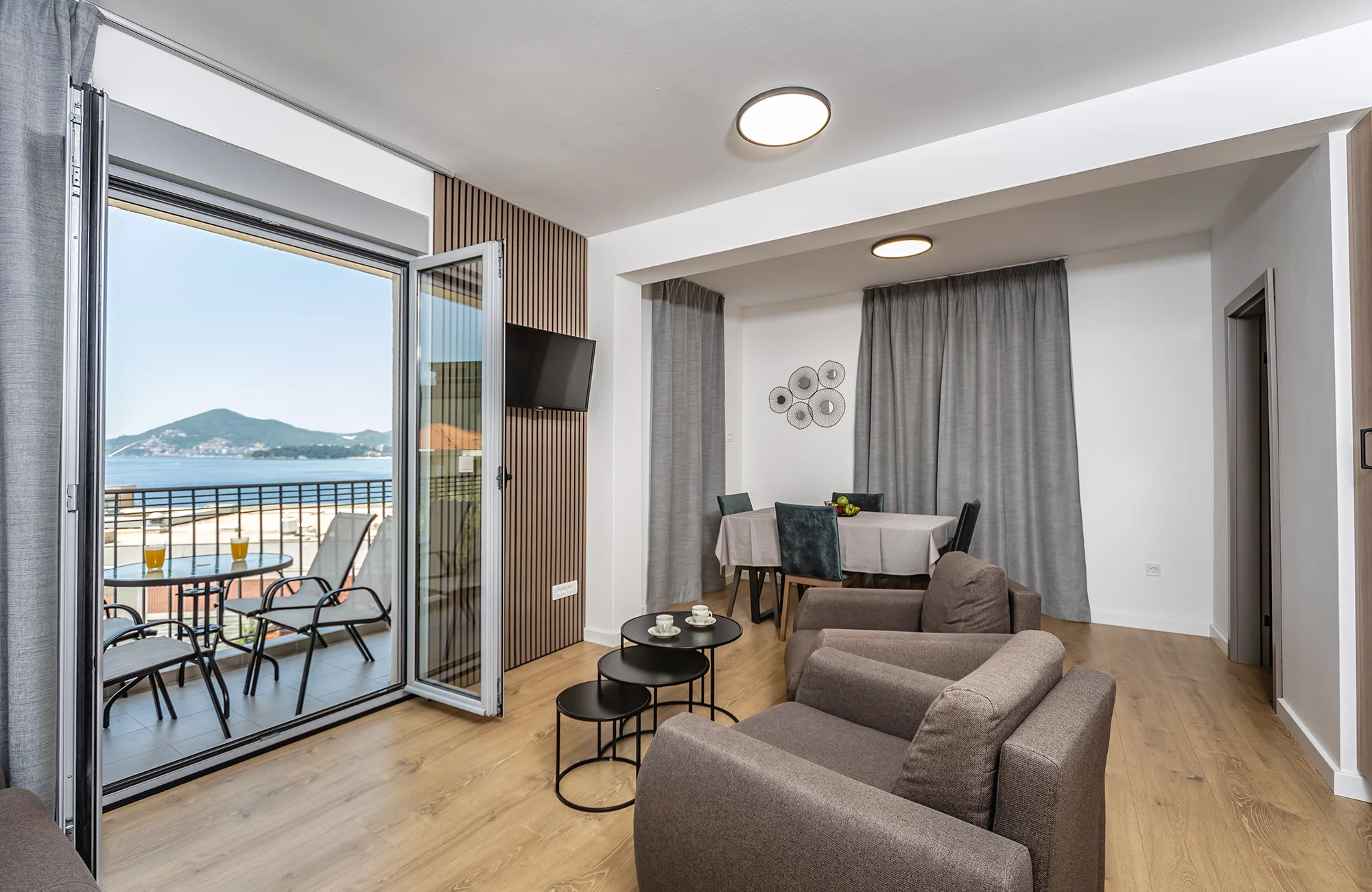 Apartmány nedaleko Sveti Stefan: venkovní bazén, super poloha kousek od moře