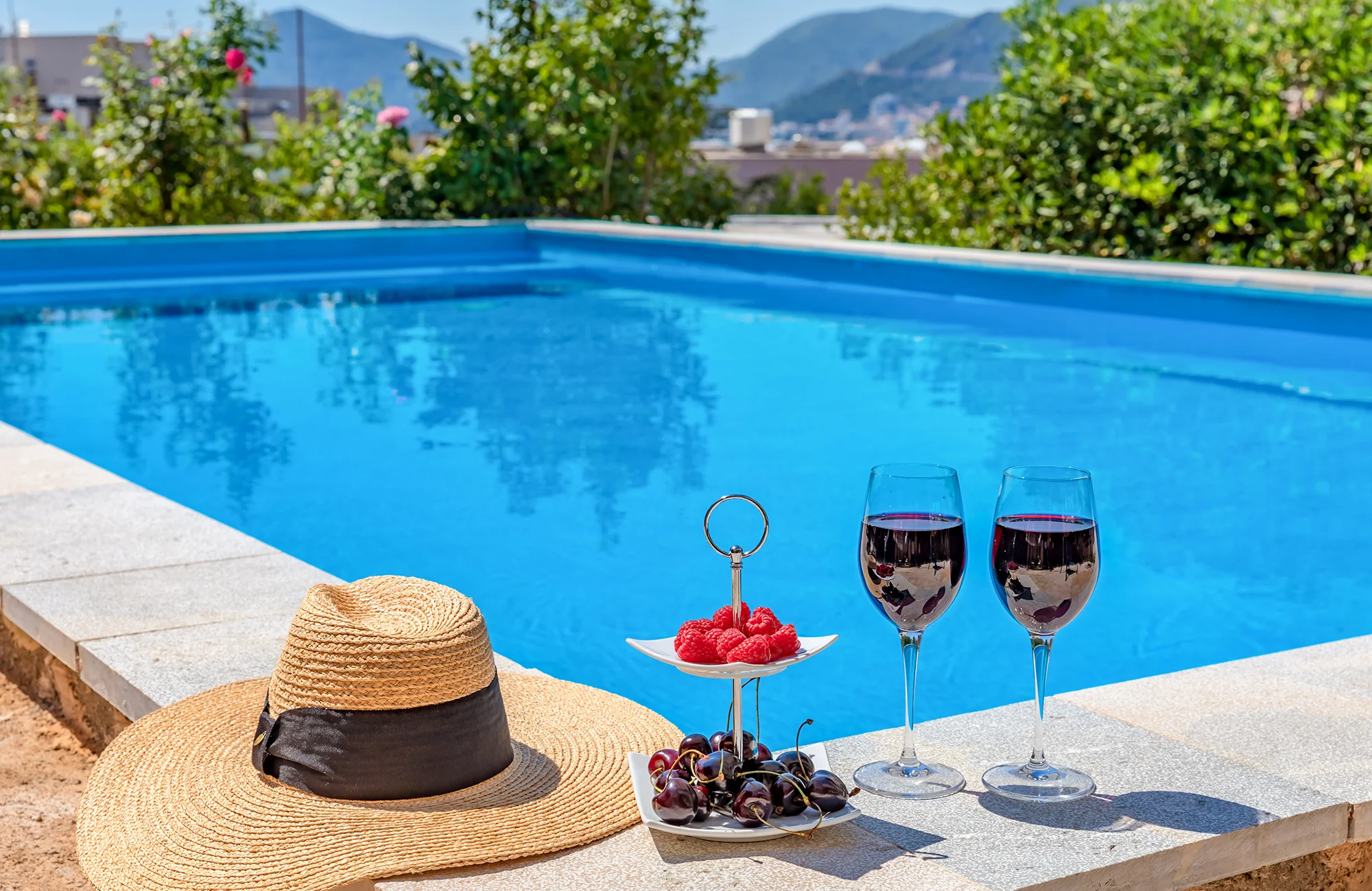 Apartmány nedaleko Sveti Stefan: venkovní bazén, super poloha kousek od moře