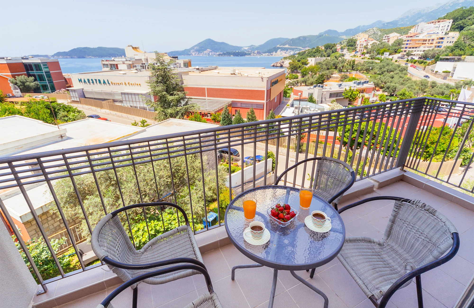 Apartmány nedaleko Sveti Stefan: venkovní bazén, super poloha kousek od moře