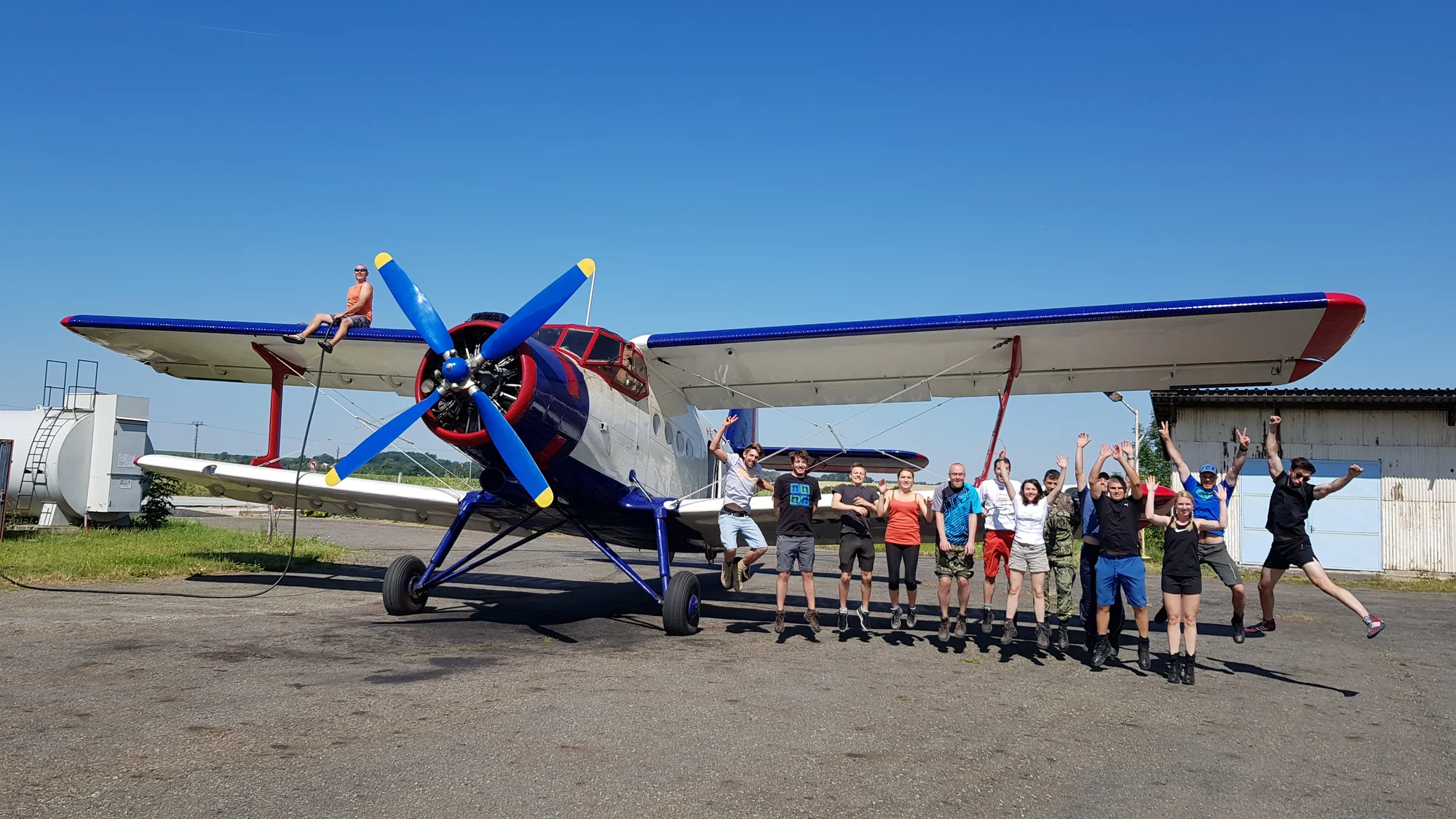 Základní výcvik až se 3 samostatnými seskoky s automatickým otevřením padáku