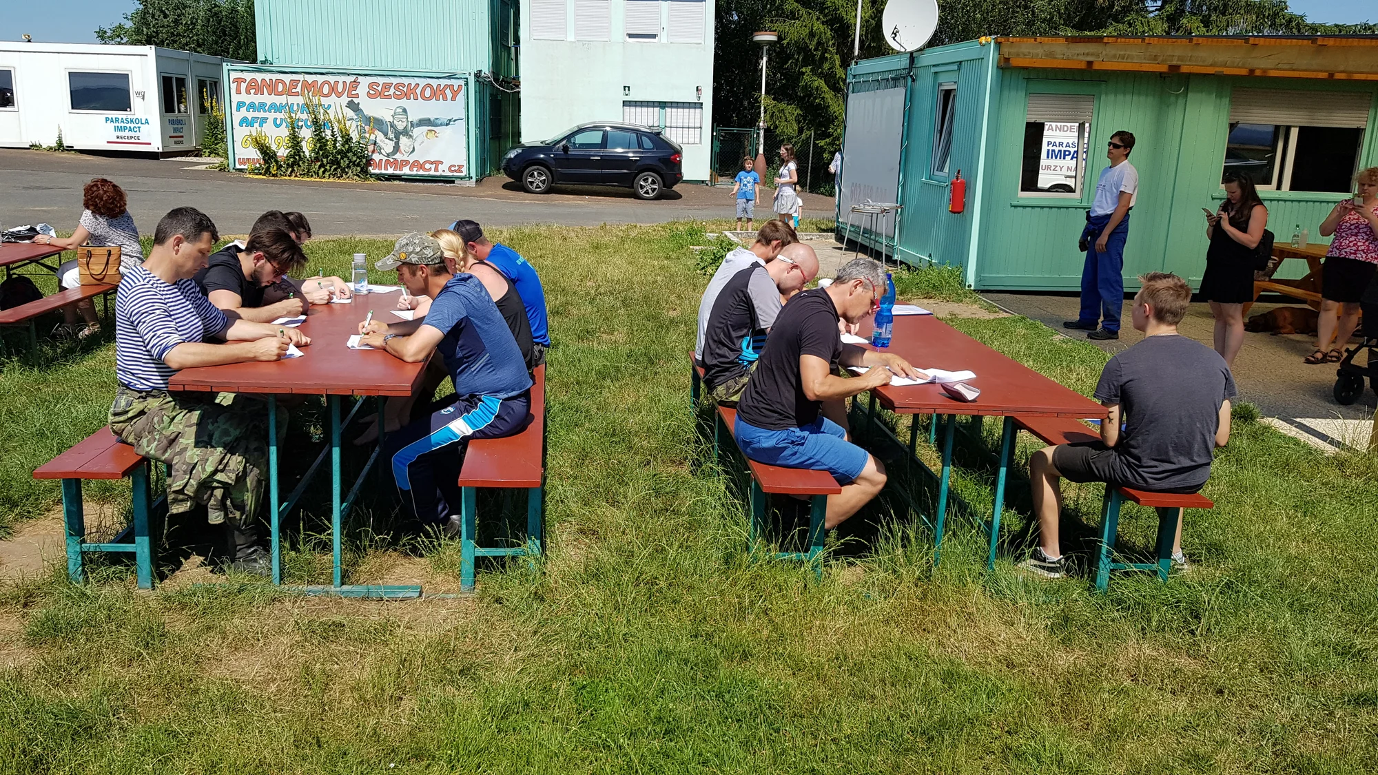 Základní výcvik až se 3 samostatnými seskoky s automatickým otevřením padáku