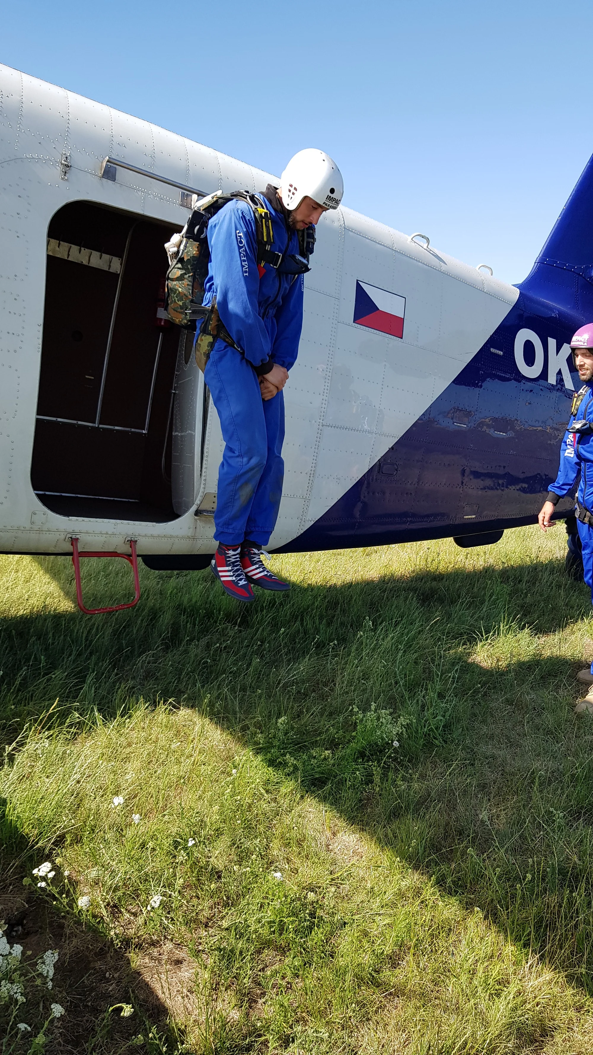 Základní výcvik až se 3 samostatnými seskoky s automatickým otevřením padáku