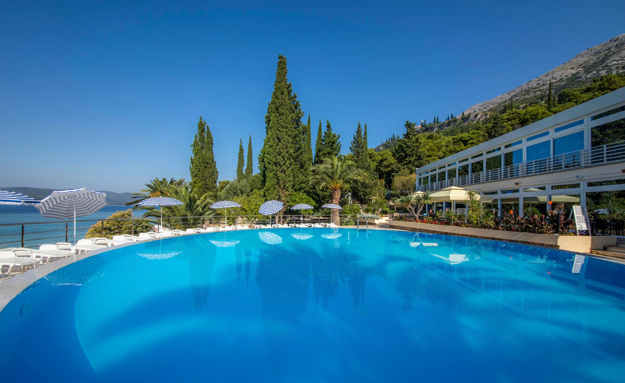 Slunný pobyt v Dalmácii: hotel přímo u moře, strava a bazén