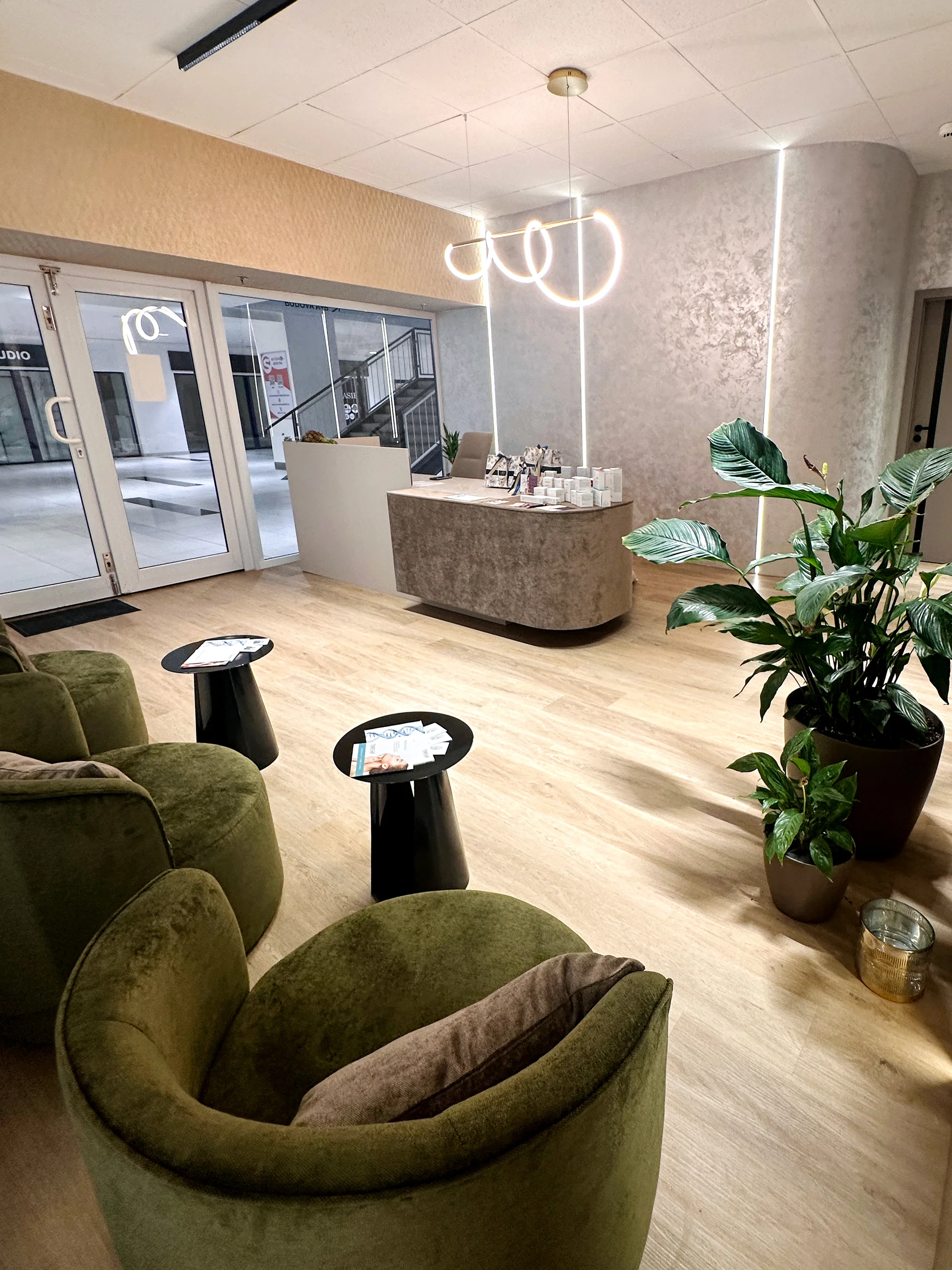 Péče o pleť: hydratační, anti-age i komplexní ošetření, karboxyterapie či mikrojehličkování, 60–105 min.