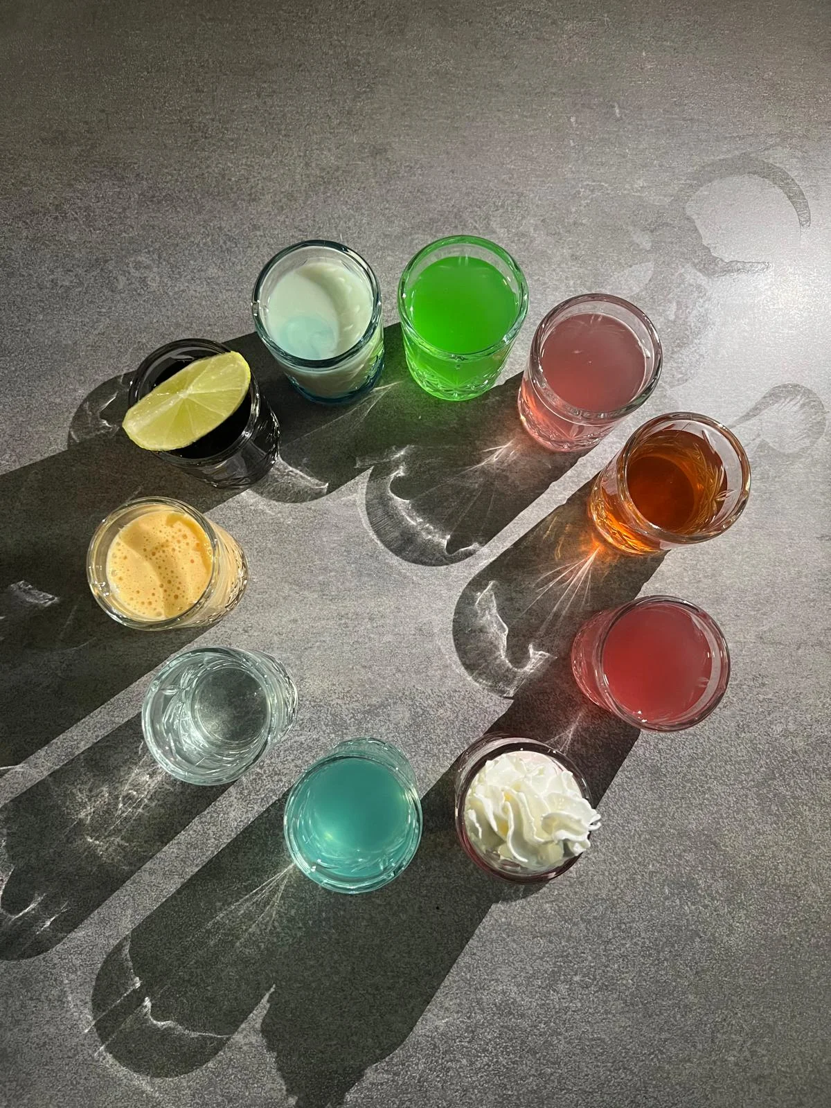 Vodní dýmka a k ní otevřený voucher na drinky v hodnotě 250–900 Kč