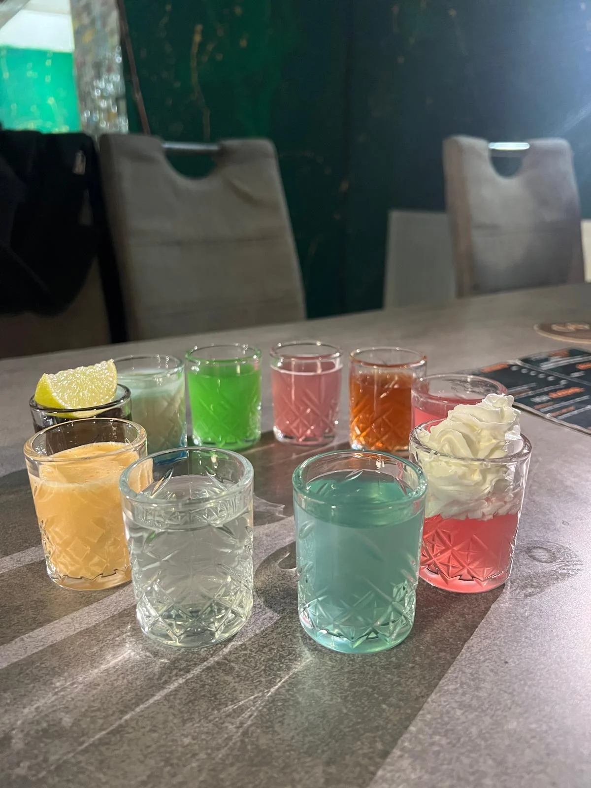 Vodní dýmka a k ní otevřený voucher na drinky v hodnotě 250–900 Kč