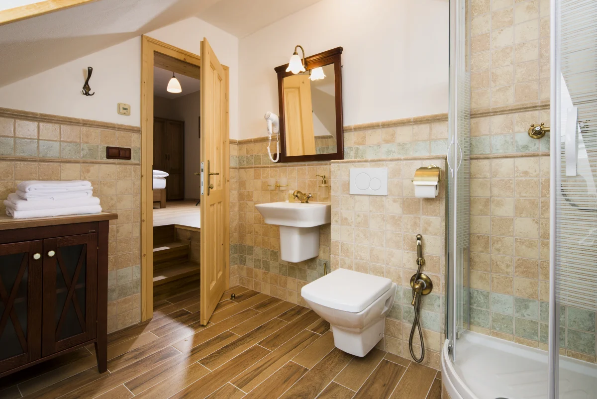 Pobyt v srdci Šumavy: krásný horský hotel se snídaní i možností wellness