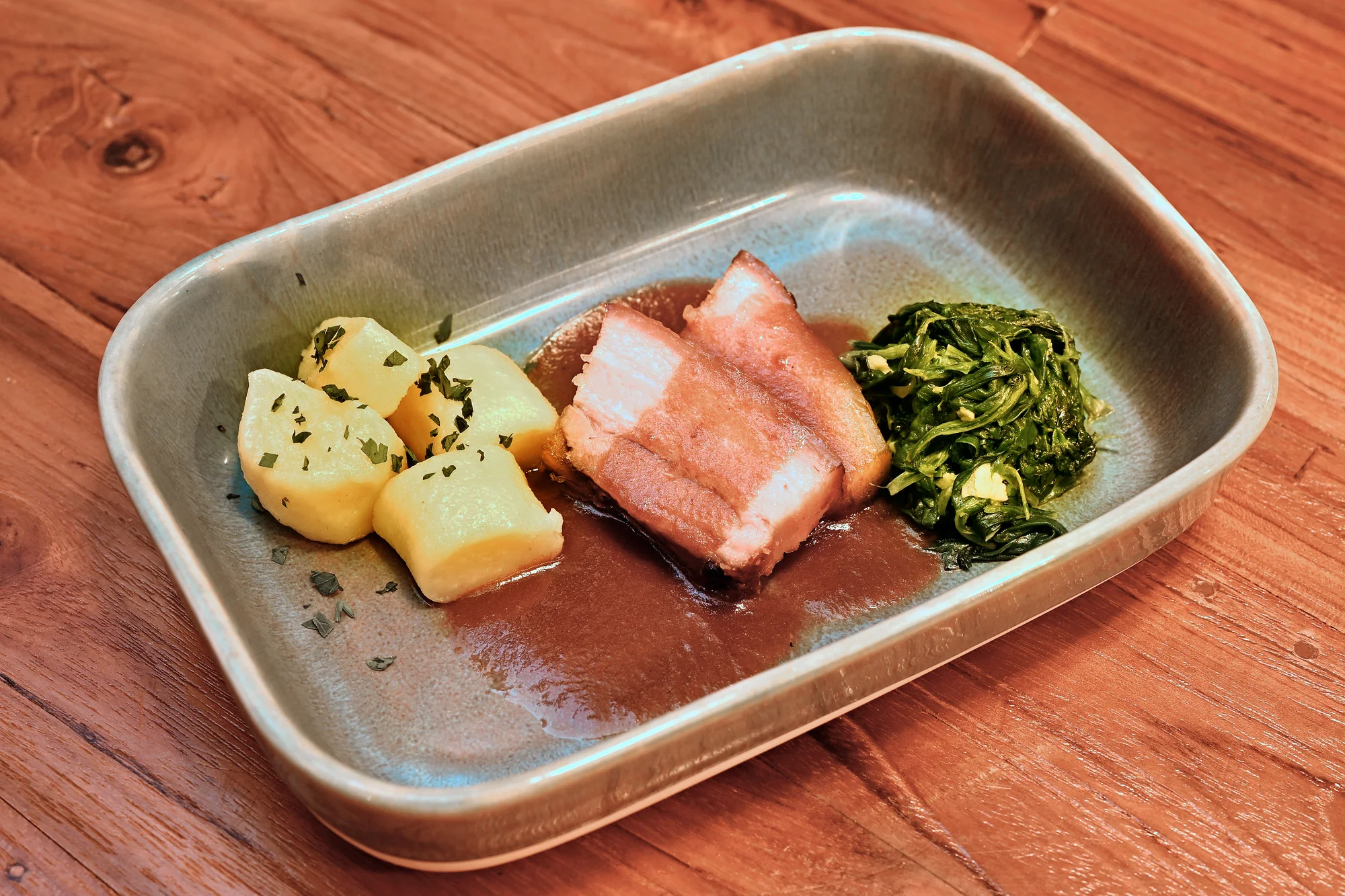 České all you can eat a pivo s folklórní hudbou: předkrmy, svíčková i kachna