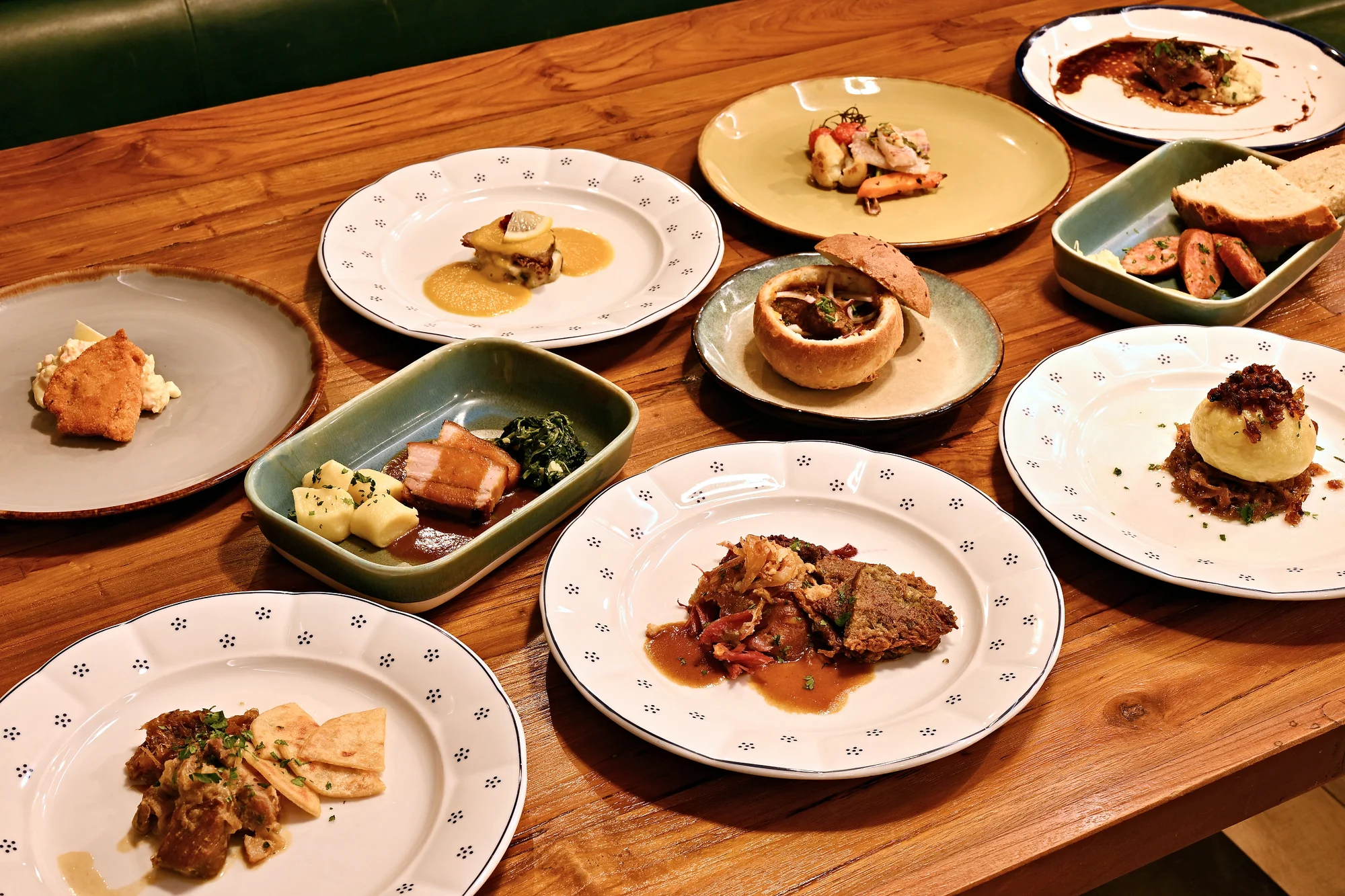 České all you can eat a pivo s folklórní hudbou: předkrmy, svíčková i kachna