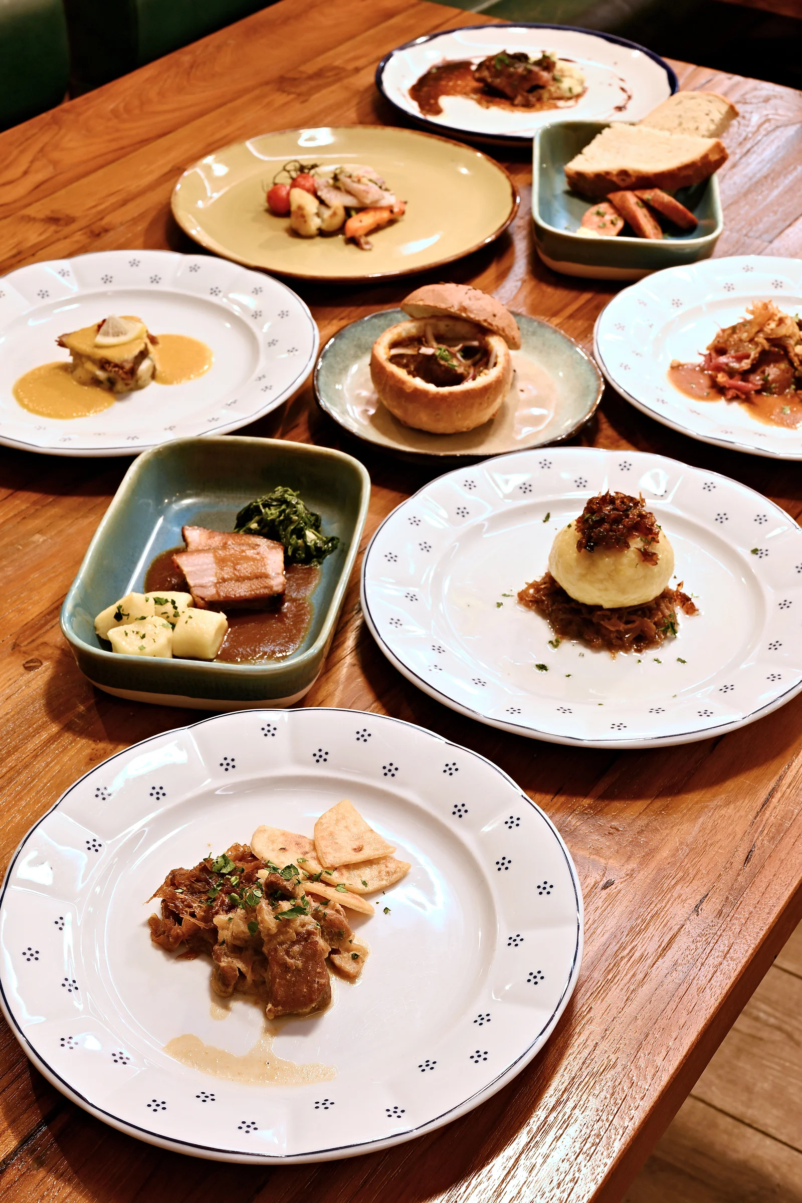 České all you can eat a pivo s folklórní hudbou: předkrmy, svíčková i kachna