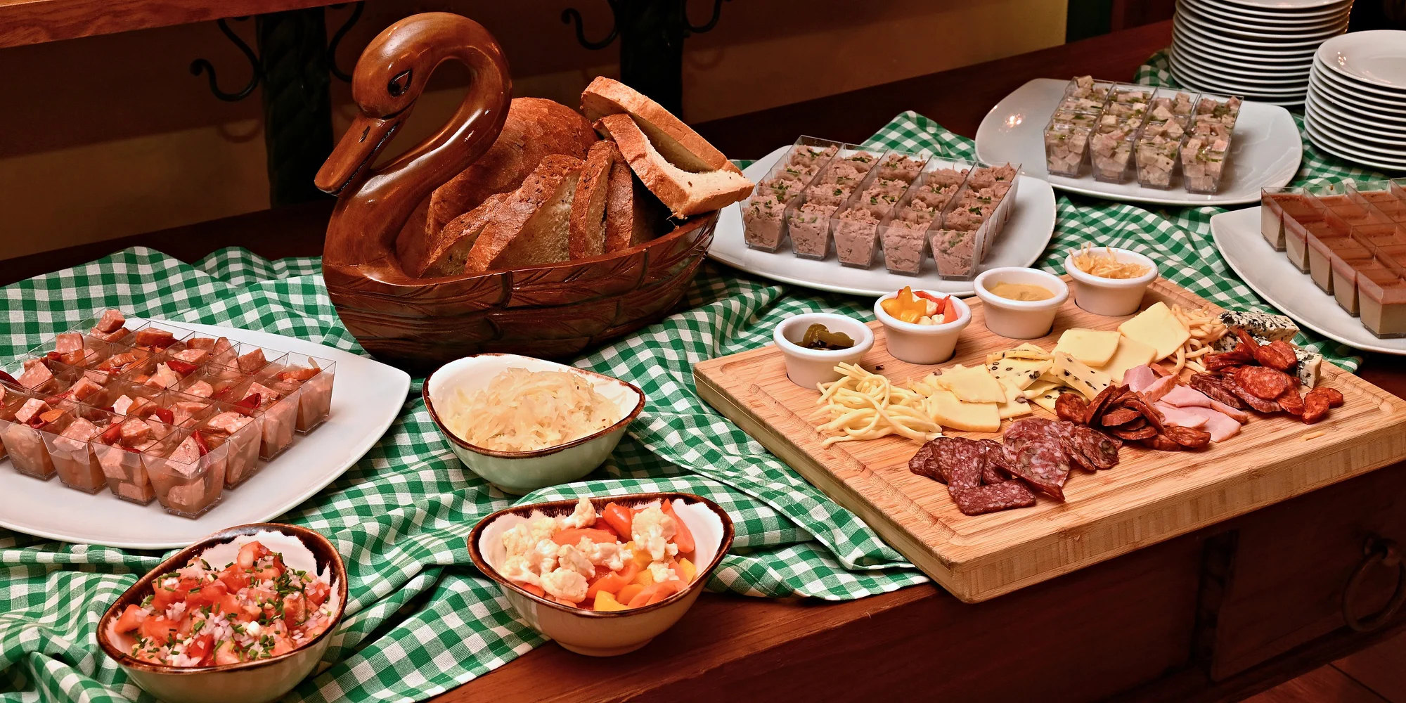 České all you can eat a pivo s folklórní hudbou: předkrmy, svíčková i kachna