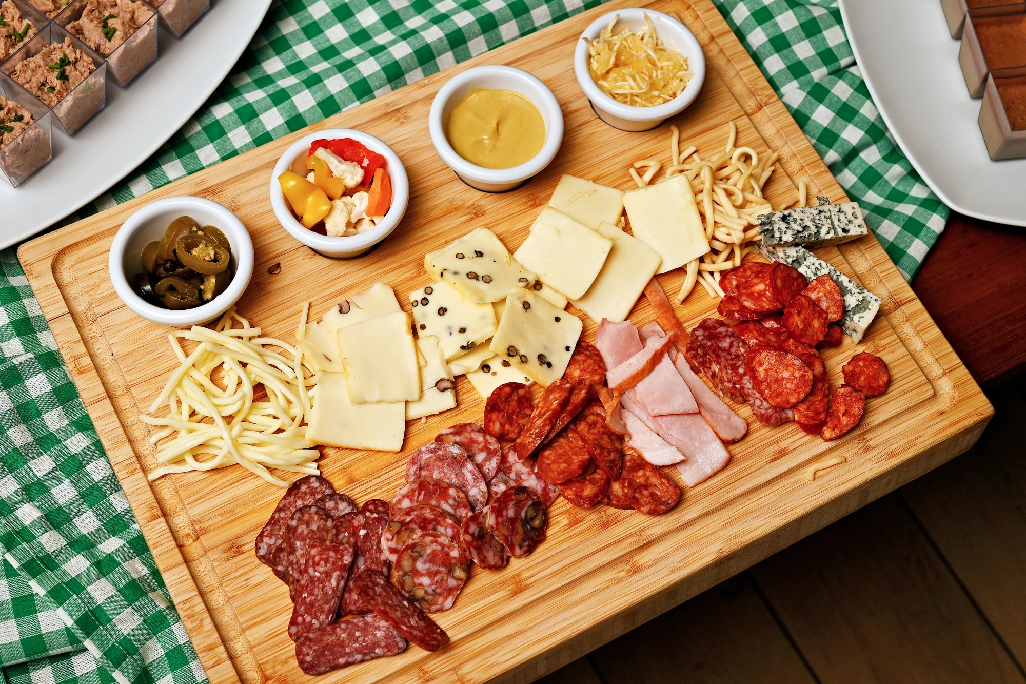 České all you can eat a pivo s folklórní hudbou: předkrmy, svíčková i kachna