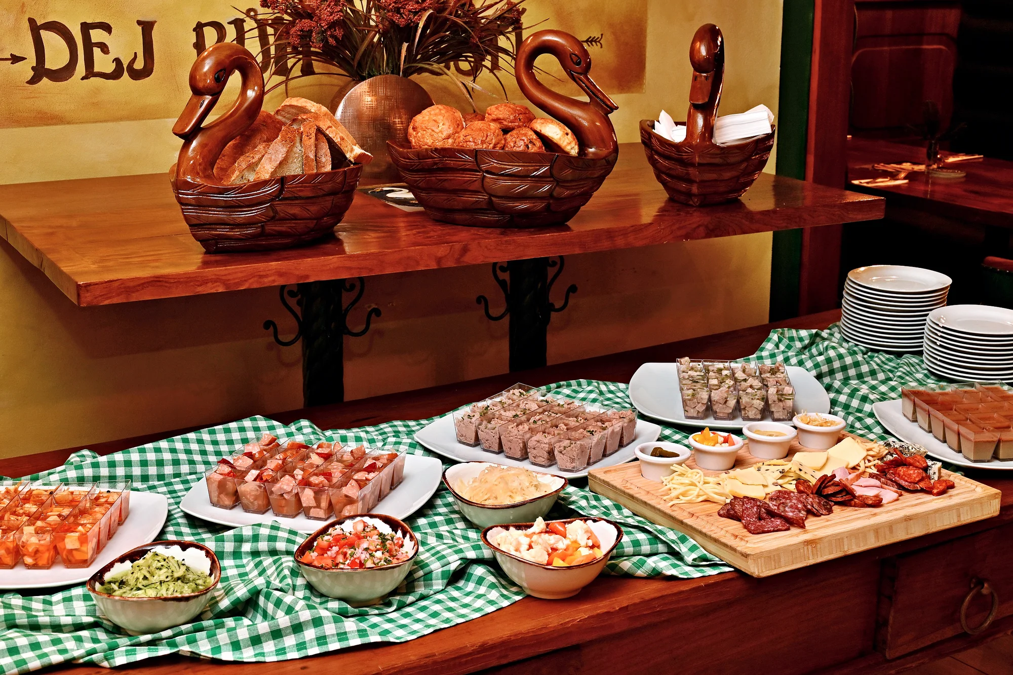 České all you can eat a pivo s folklórní hudbou: předkrmy, svíčková i kachna