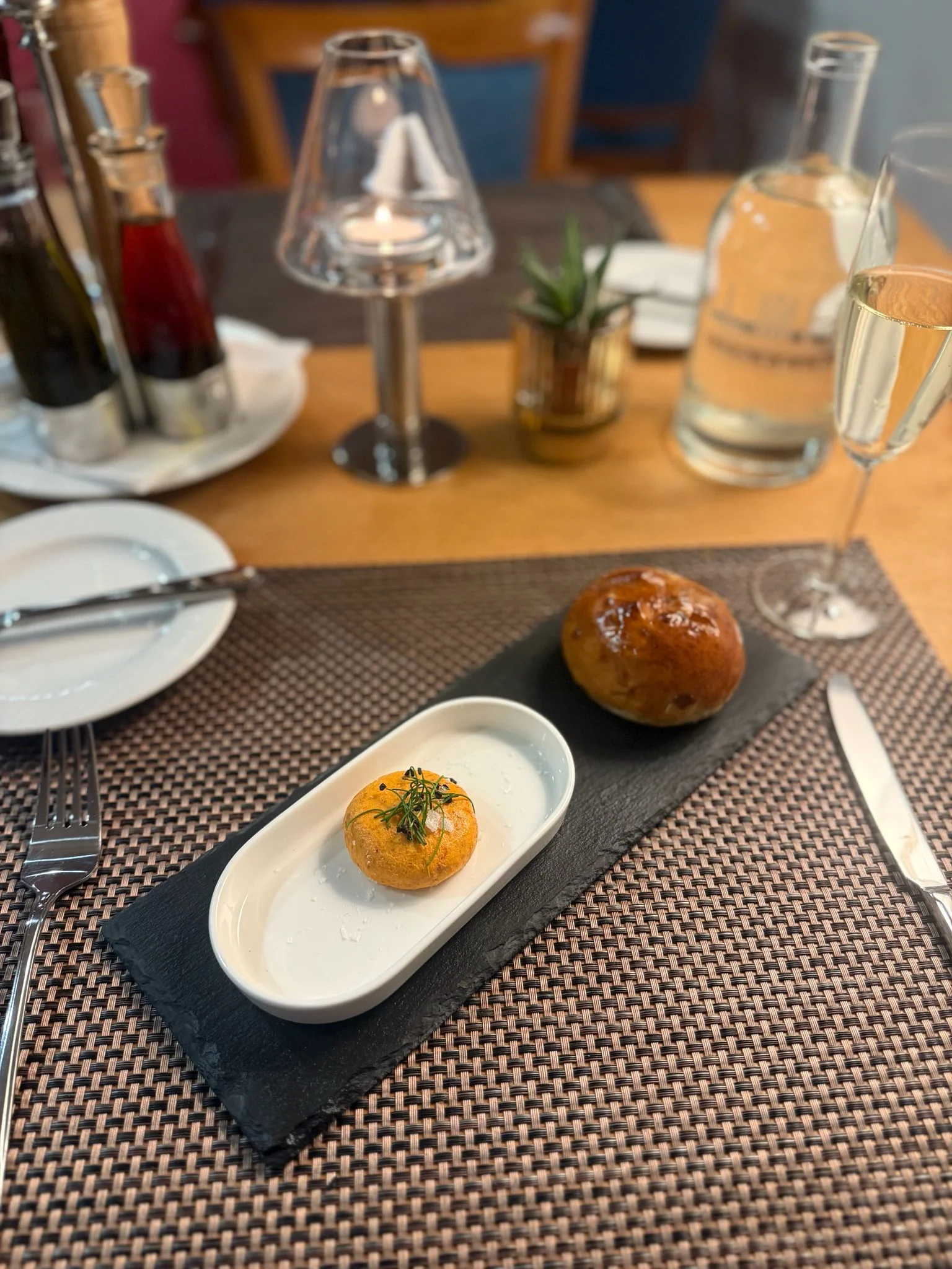 Smlsněte si: čtyřchodové menu s vínem v restauraci La Cave pro 1 či 2 osoby