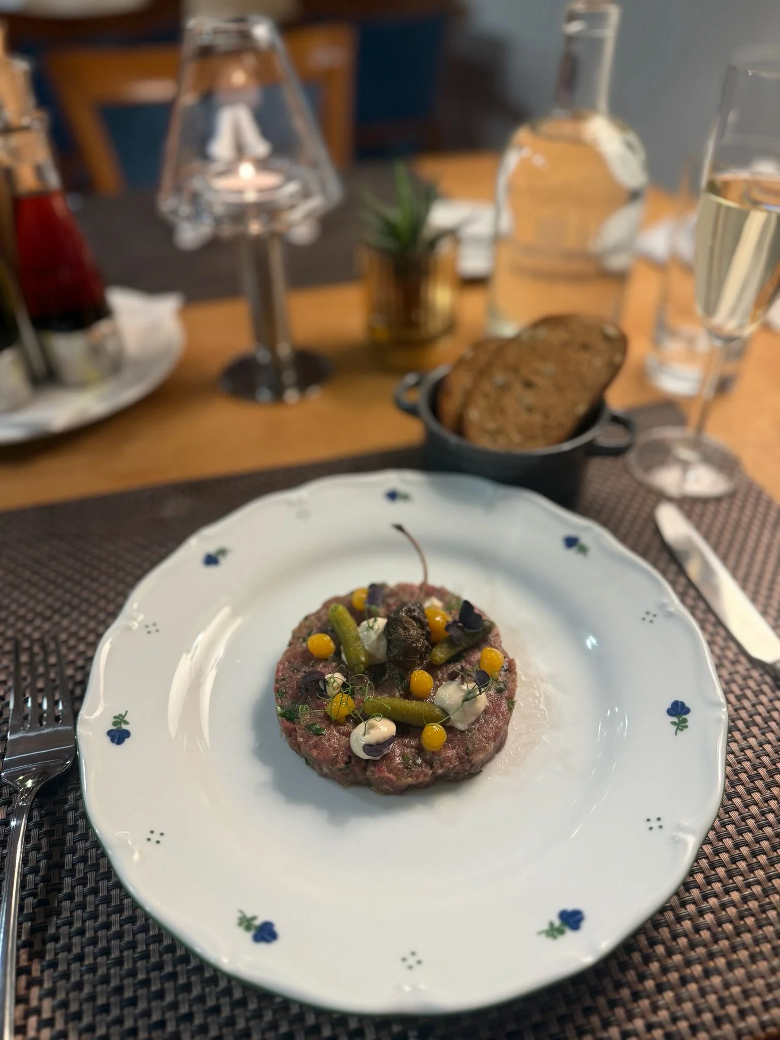 Smlsněte si: čtyřchodové menu s vínem v restauraci La Cave pro 1 či 2 osoby