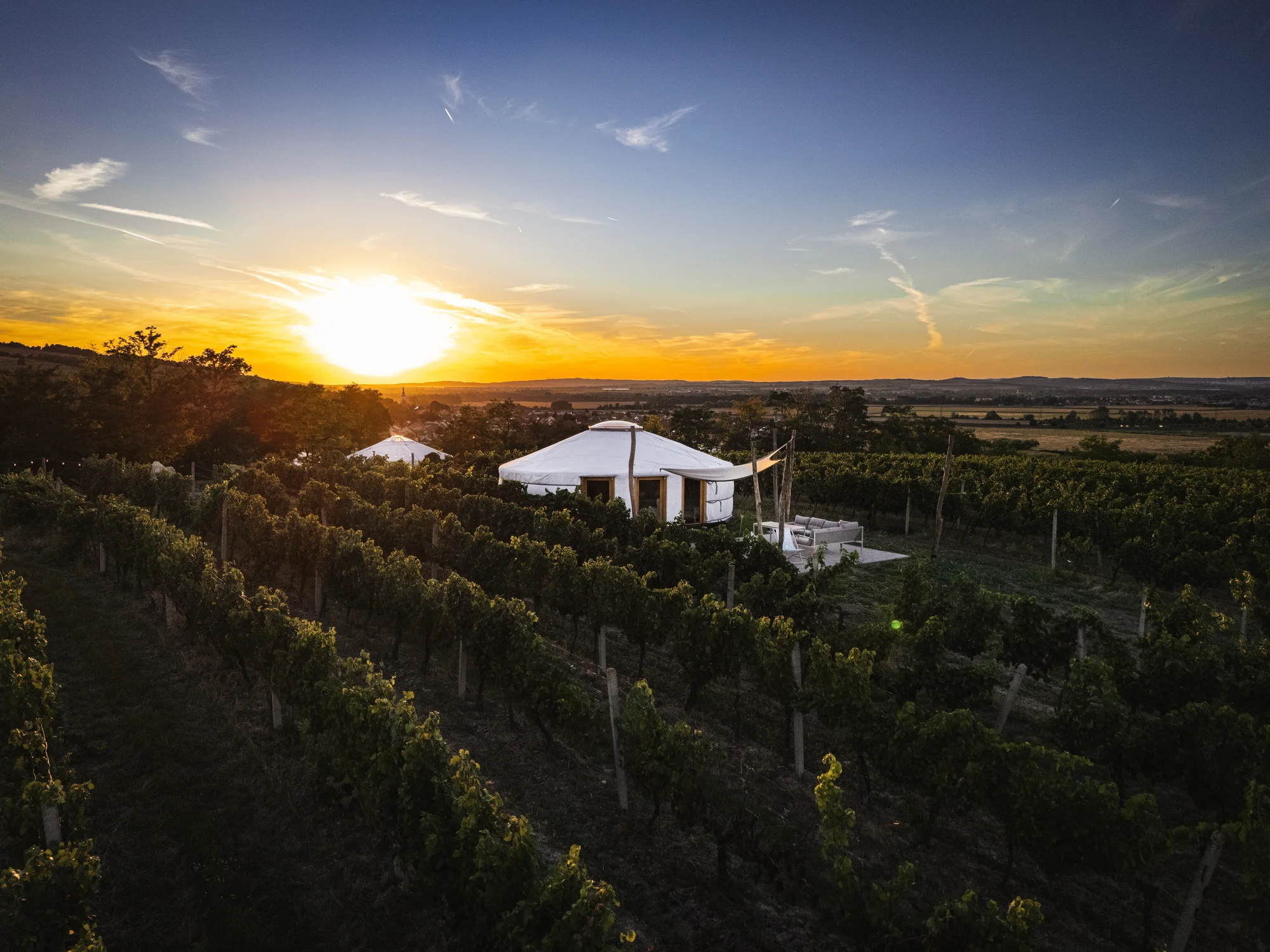 Pobyt na jižní Moravě: vybavené jurty uprostřed vinice s terasou a ohništěm