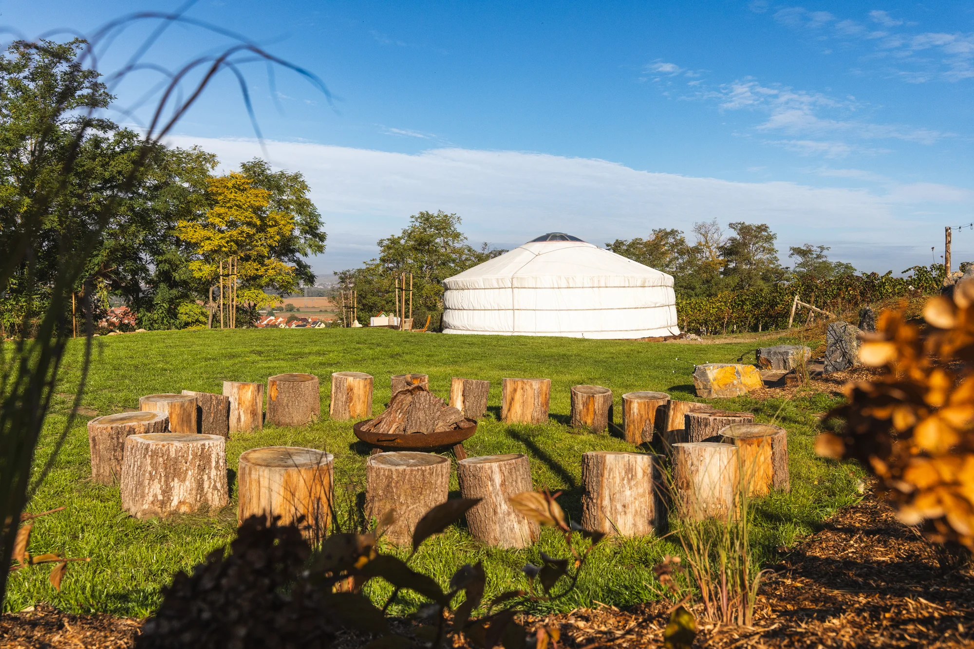 Pobyt na jižní Moravě: vybavené jurty uprostřed vinice s terasou a ohništěm