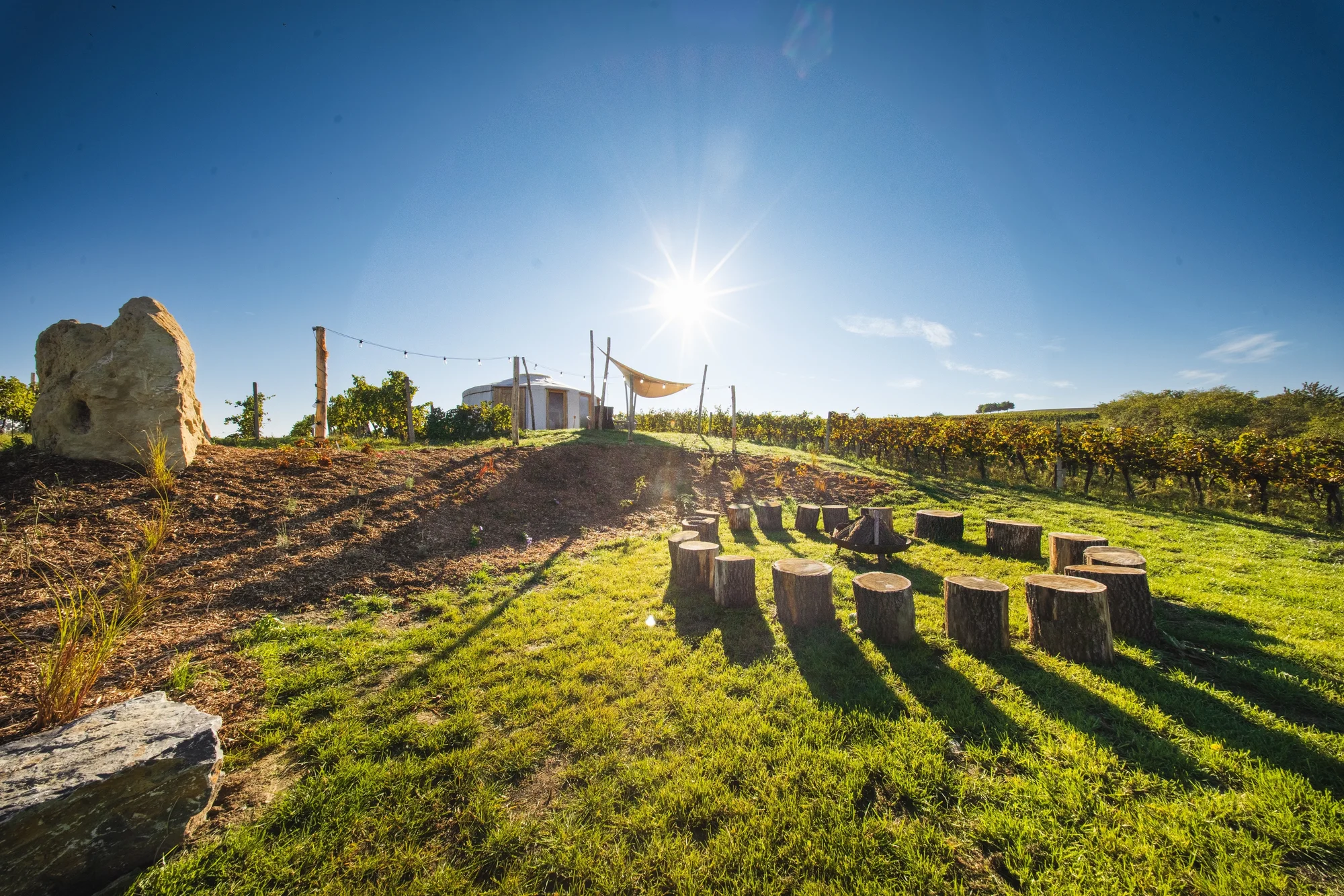 Pobyt na jižní Moravě: vybavené jurty uprostřed vinice s terasou a ohništěm