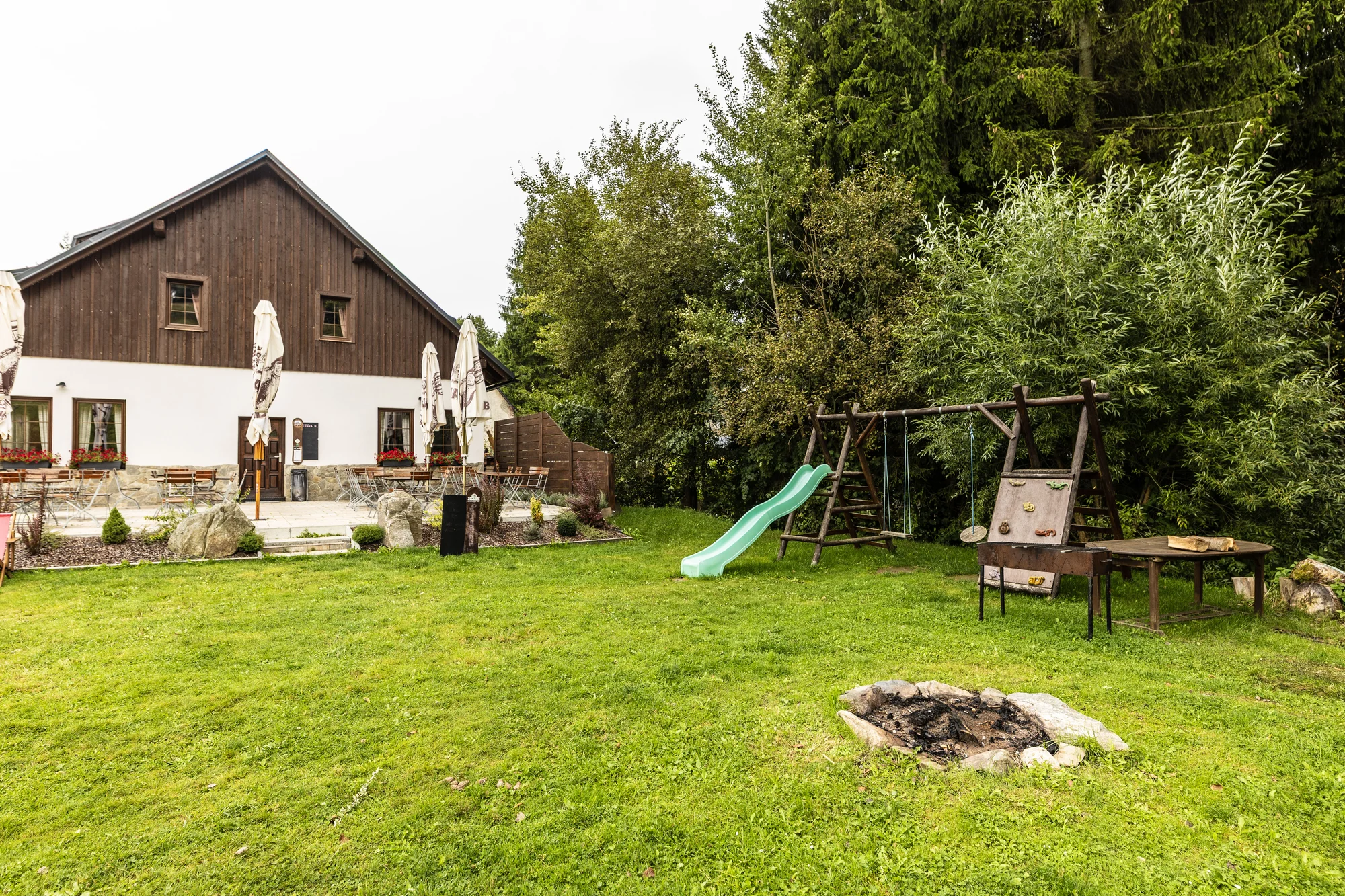 Apartmány na horské chatě v Jeseníkách vč. domácí stravy a neomezeného wellness s bazénem