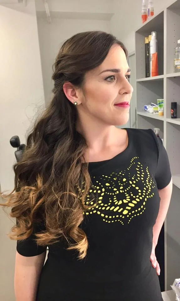 Kompletní proměna vizáže za 2 hodiny: péče o pleť, vlasový styling i denní líčení