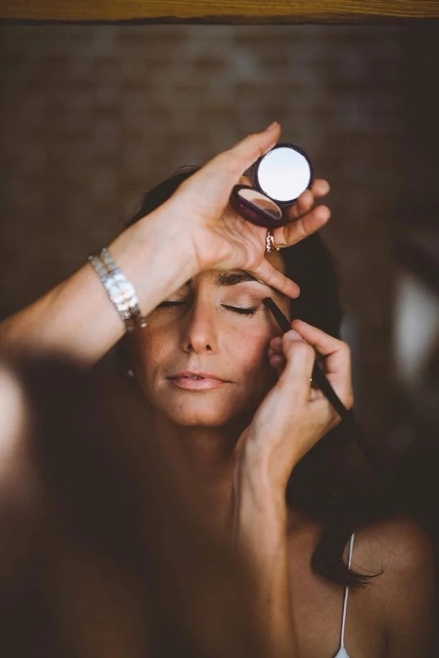 Kompletní proměna vizáže za 2 hodiny: péče o pleť, vlasový styling i denní líčení