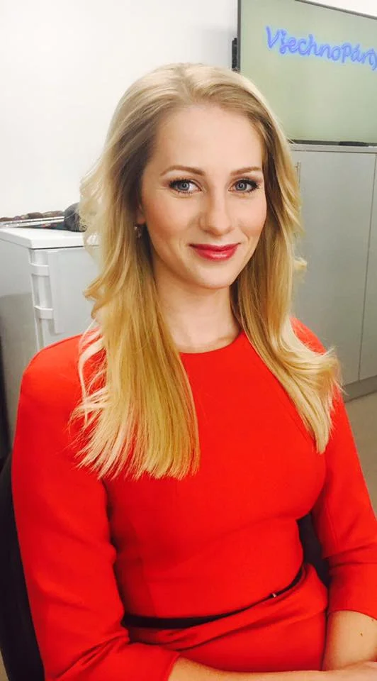 Kompletní proměna vizáže za 2 hodiny: péče o pleť, vlasový styling i denní líčení