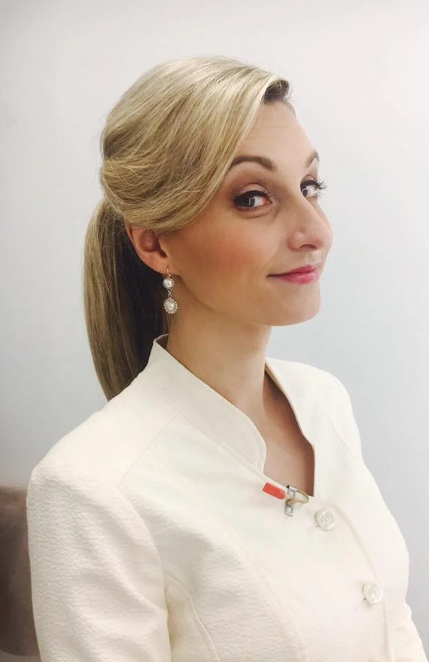 Kompletní proměna vizáže za 2 hodiny: péče o pleť, vlasový styling i denní líčení