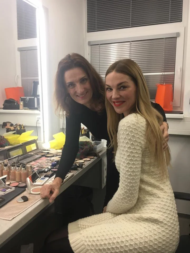 Kompletní proměna vizáže za 2 hodiny: péče o pleť, vlasový styling i denní líčení