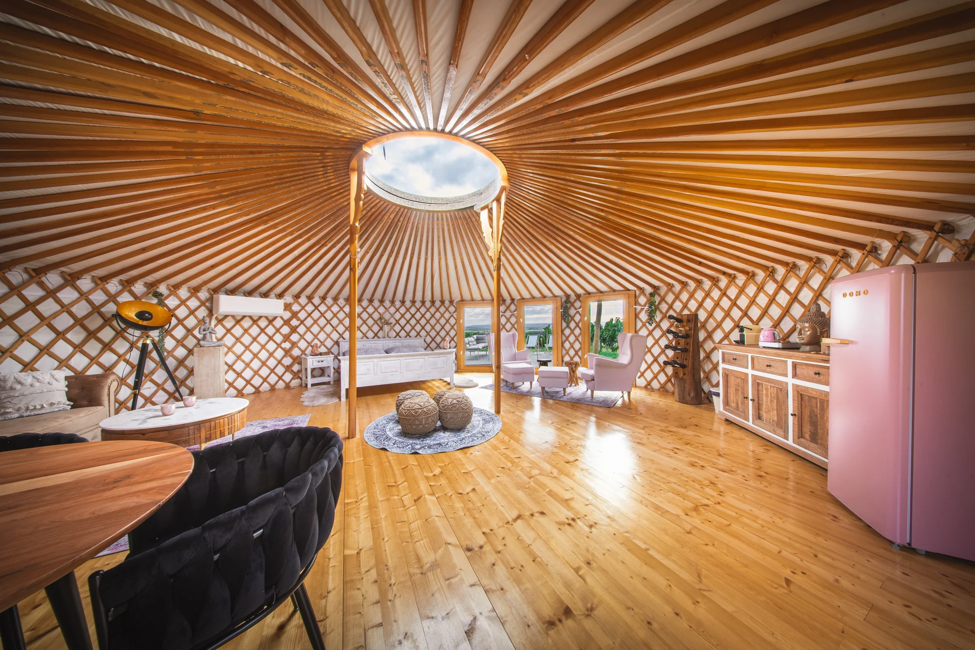 Pobyt na jižní Moravě: vybavené jurty uprostřed vinice s terasou a ohništěm