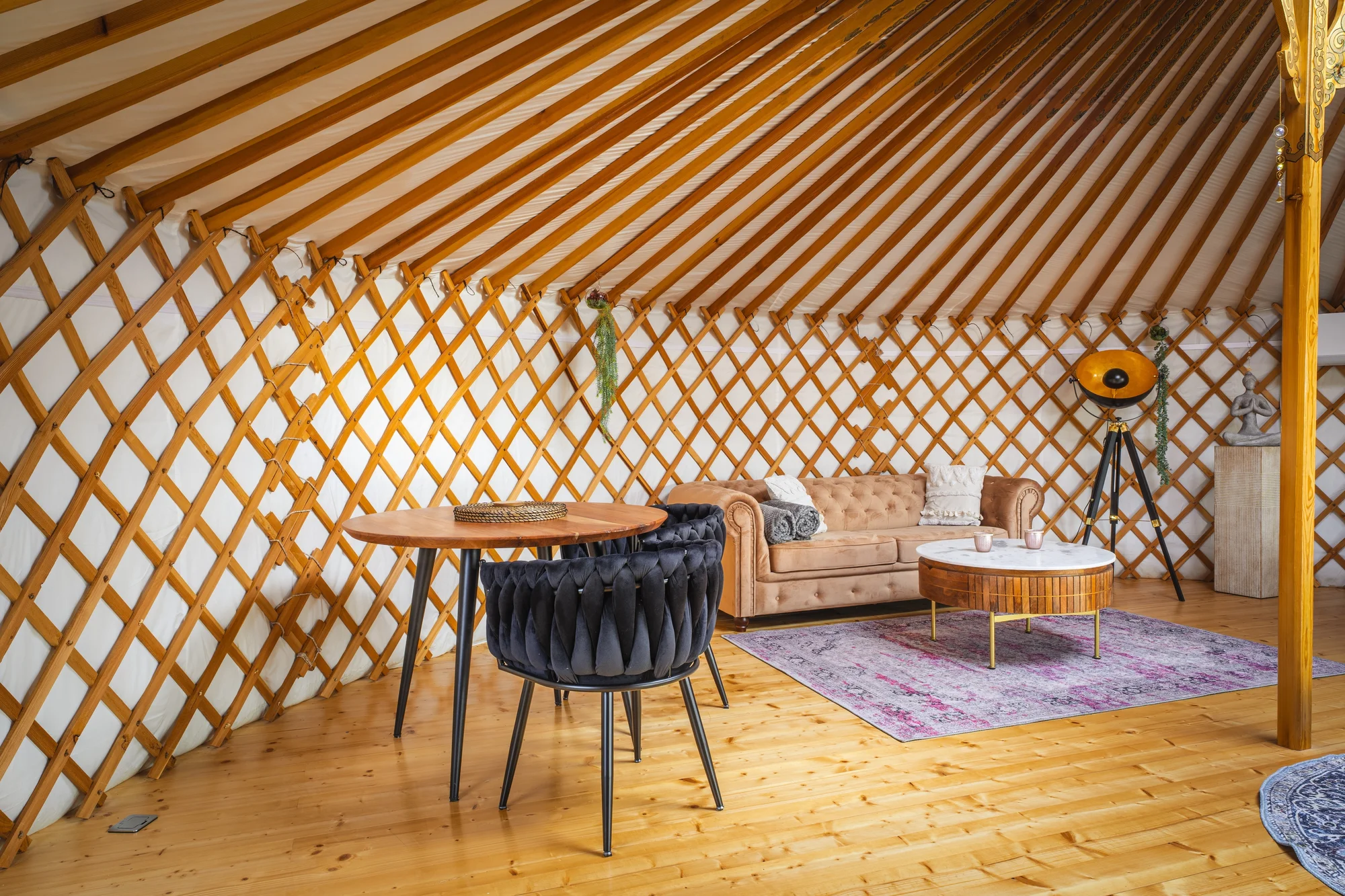 Pobyt na jižní Moravě: vybavené jurty uprostřed vinice s terasou a ohništěm