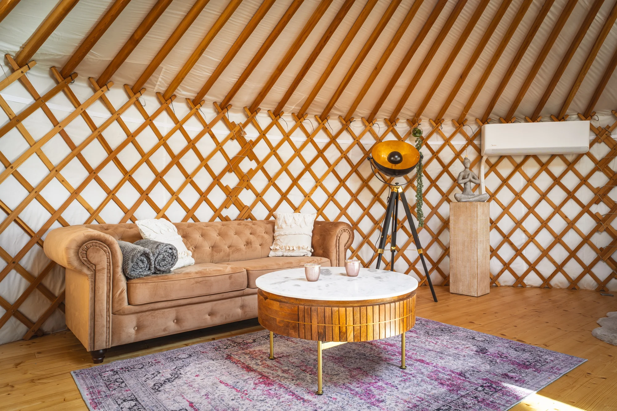 Pobyt na jižní Moravě: vybavené jurty uprostřed vinice s terasou a ohništěm