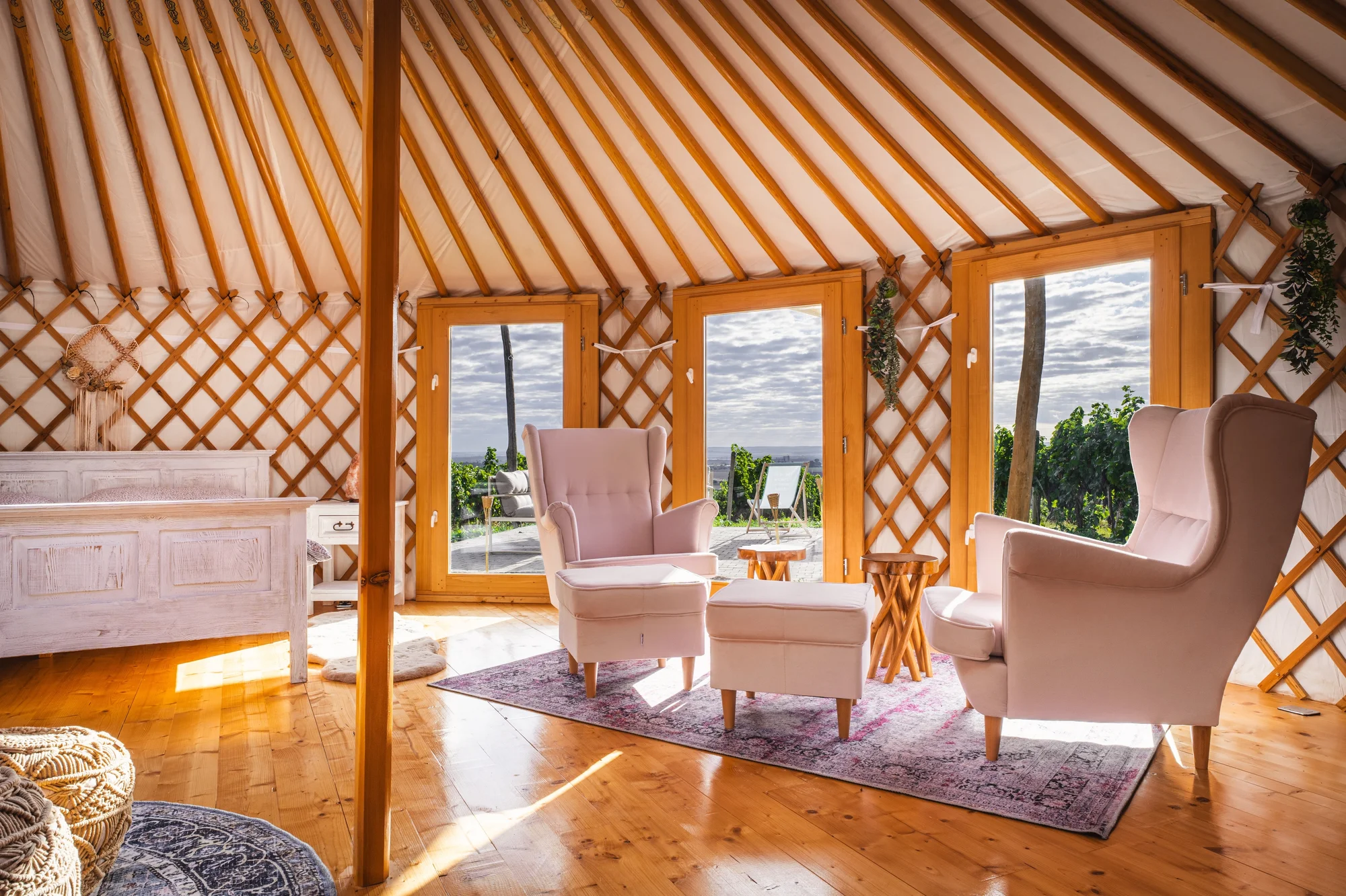 Pobyt na jižní Moravě: vybavené jurty uprostřed vinice s terasou a ohništěm