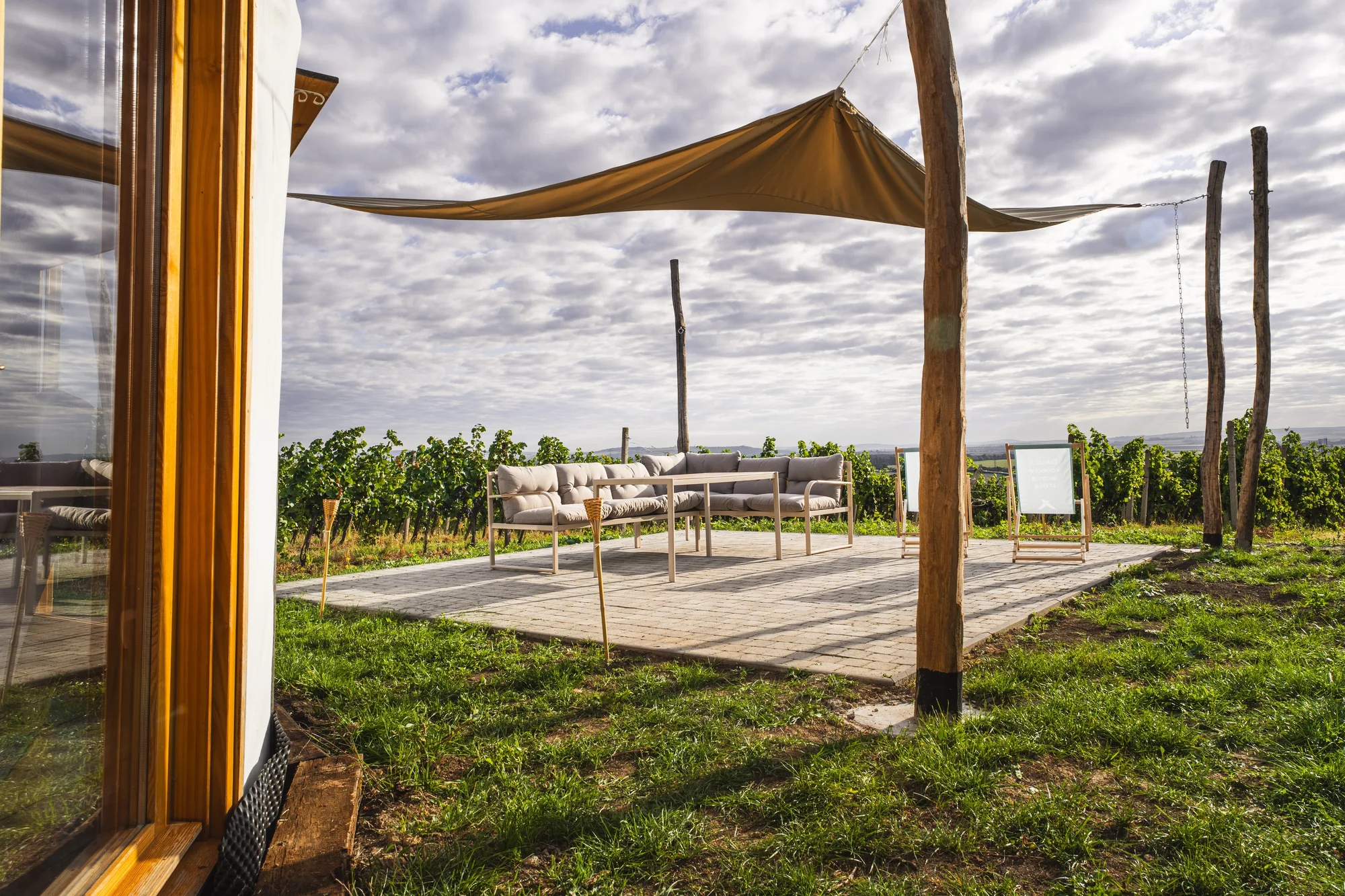 Pobyt na jižní Moravě: vybavené jurty uprostřed vinice s terasou a ohništěm