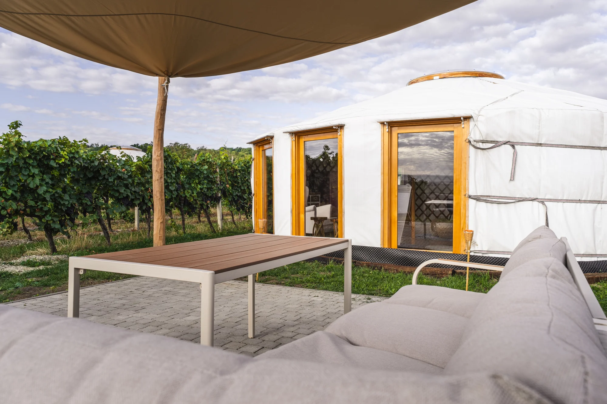 Pobyt na jižní Moravě: vybavené jurty uprostřed vinice s terasou a ohništěm