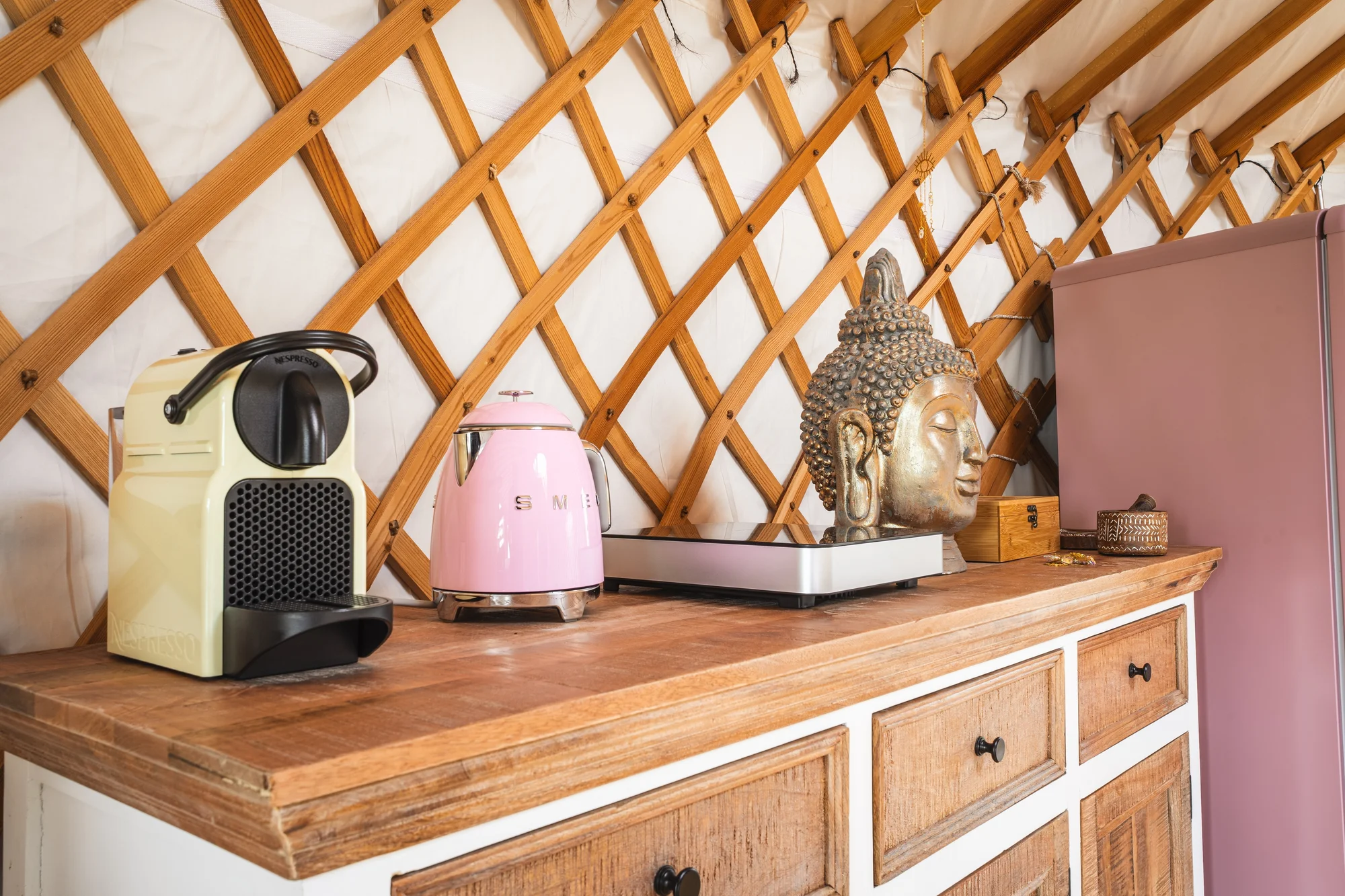 Pobyt na jižní Moravě: vybavené jurty uprostřed vinice s terasou a ohništěm