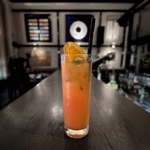 Připijte si na zdraví: osvěžující koktejl pro 1 i 2 osoby v kavárně s galerií