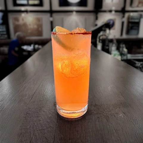 Připijte si na zdraví: osvěžující koktejl pro 1 i 2 osoby v kavárně s galerií