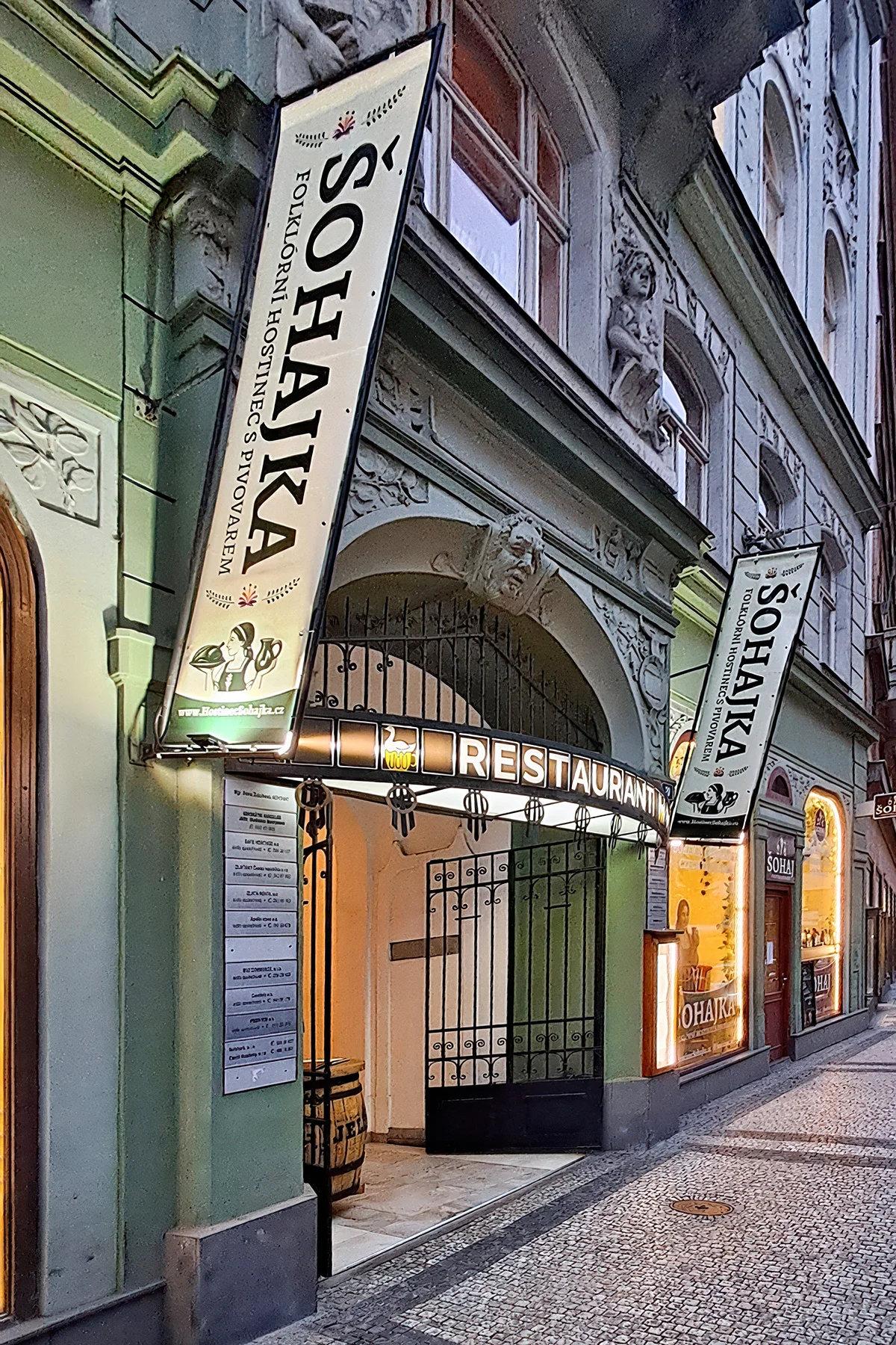 České all you can eat a pivo s folklórní hudbou: předkrmy, svíčková i kachna