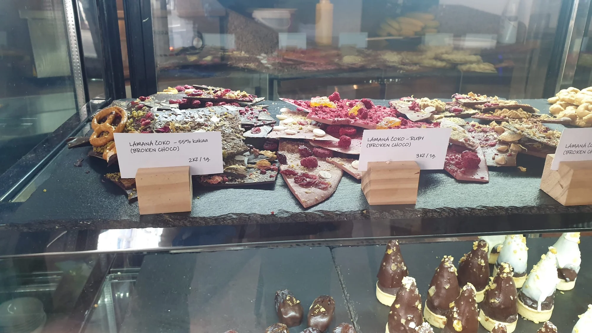 Ručně vyrobená lámaná belgická čokoláda Callebaut v papírové krabičce z Chocafé a horký nápoj k tomu