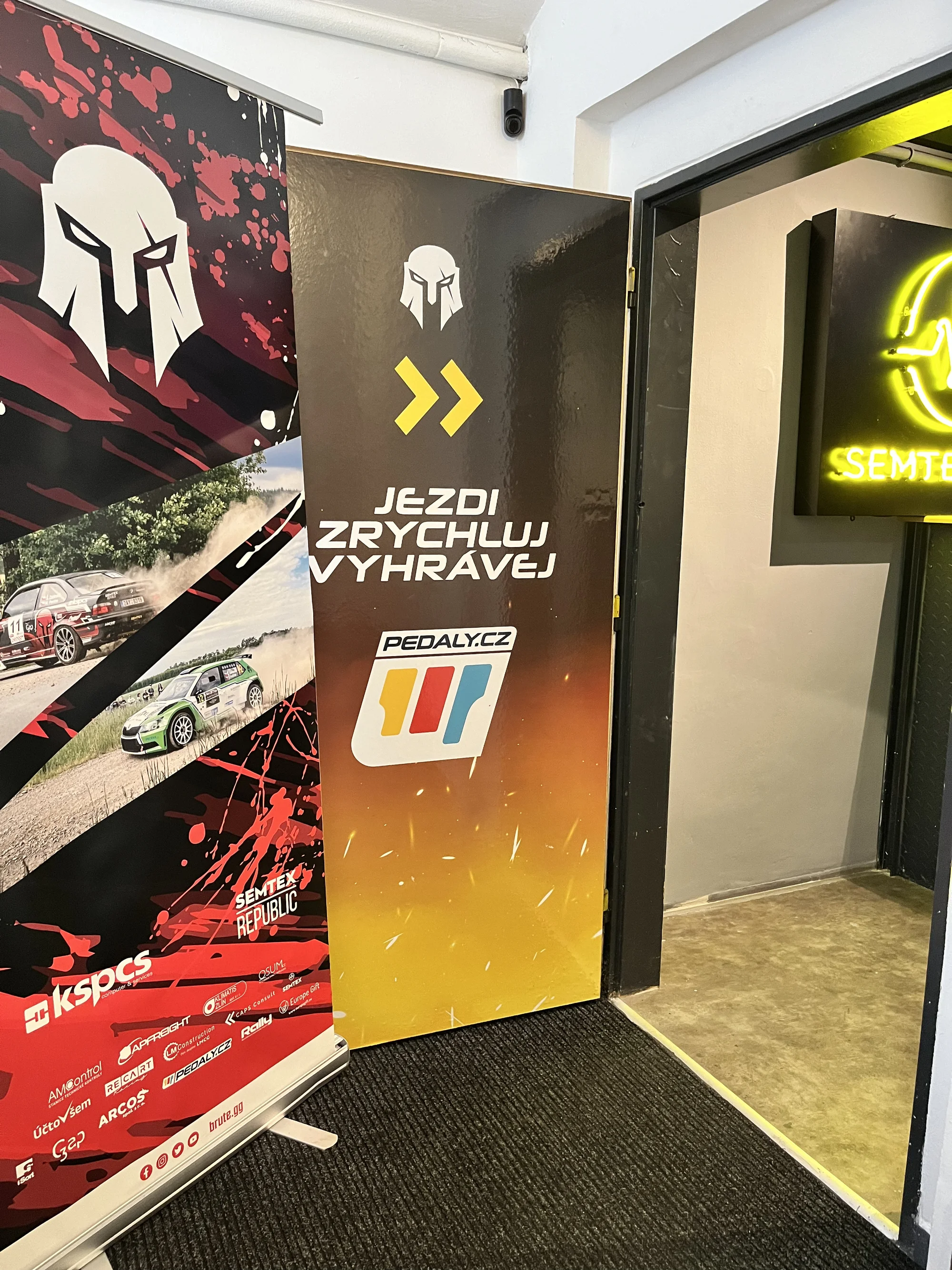 Poměřte své síly a rychlost: 60minutová jízda na závodních simulátorech, pro 1 až 6 osob