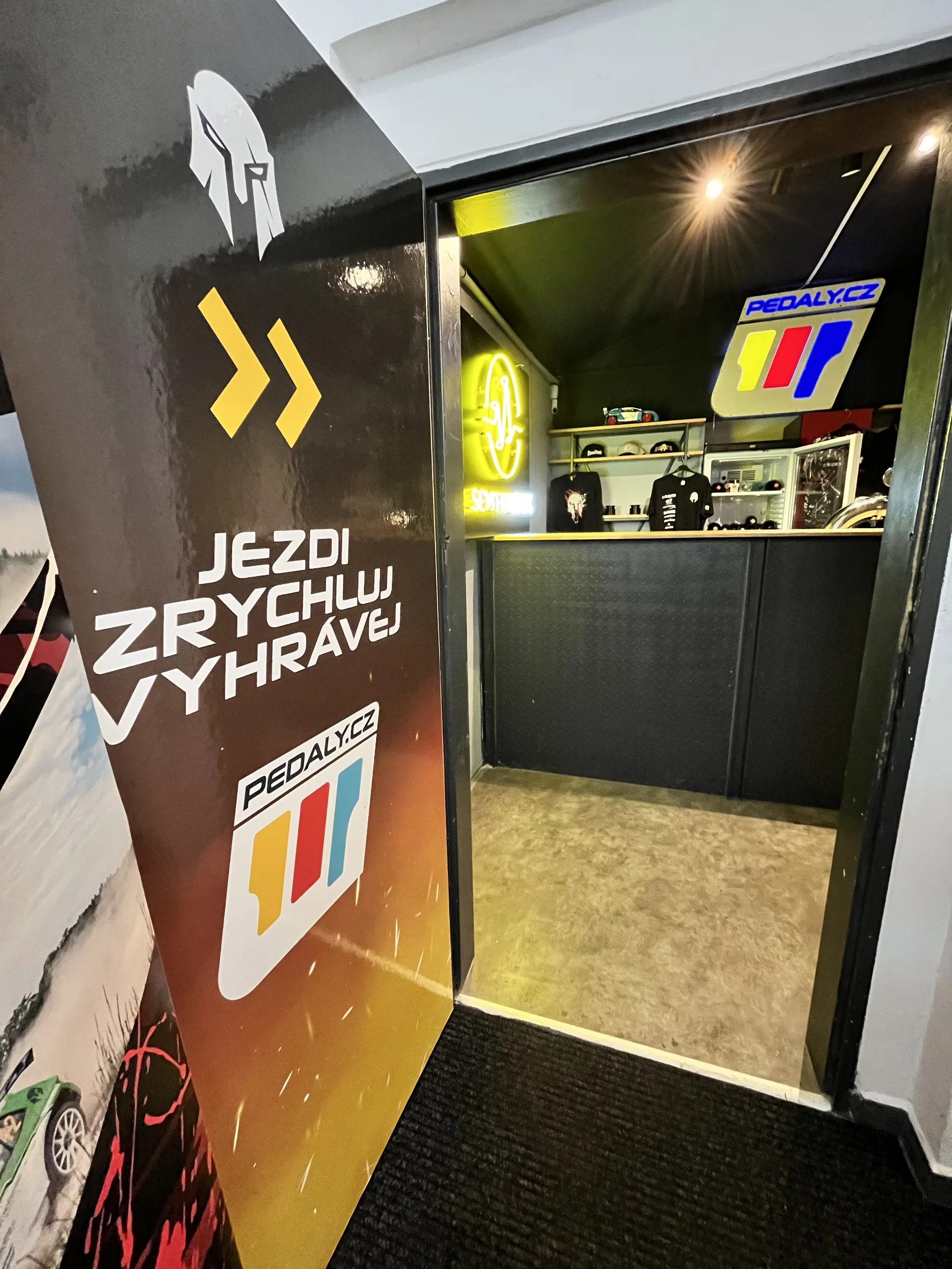 Poměřte své síly a rychlost: 60minutová jízda na závodních simulátorech, pro 1 až 6 osob