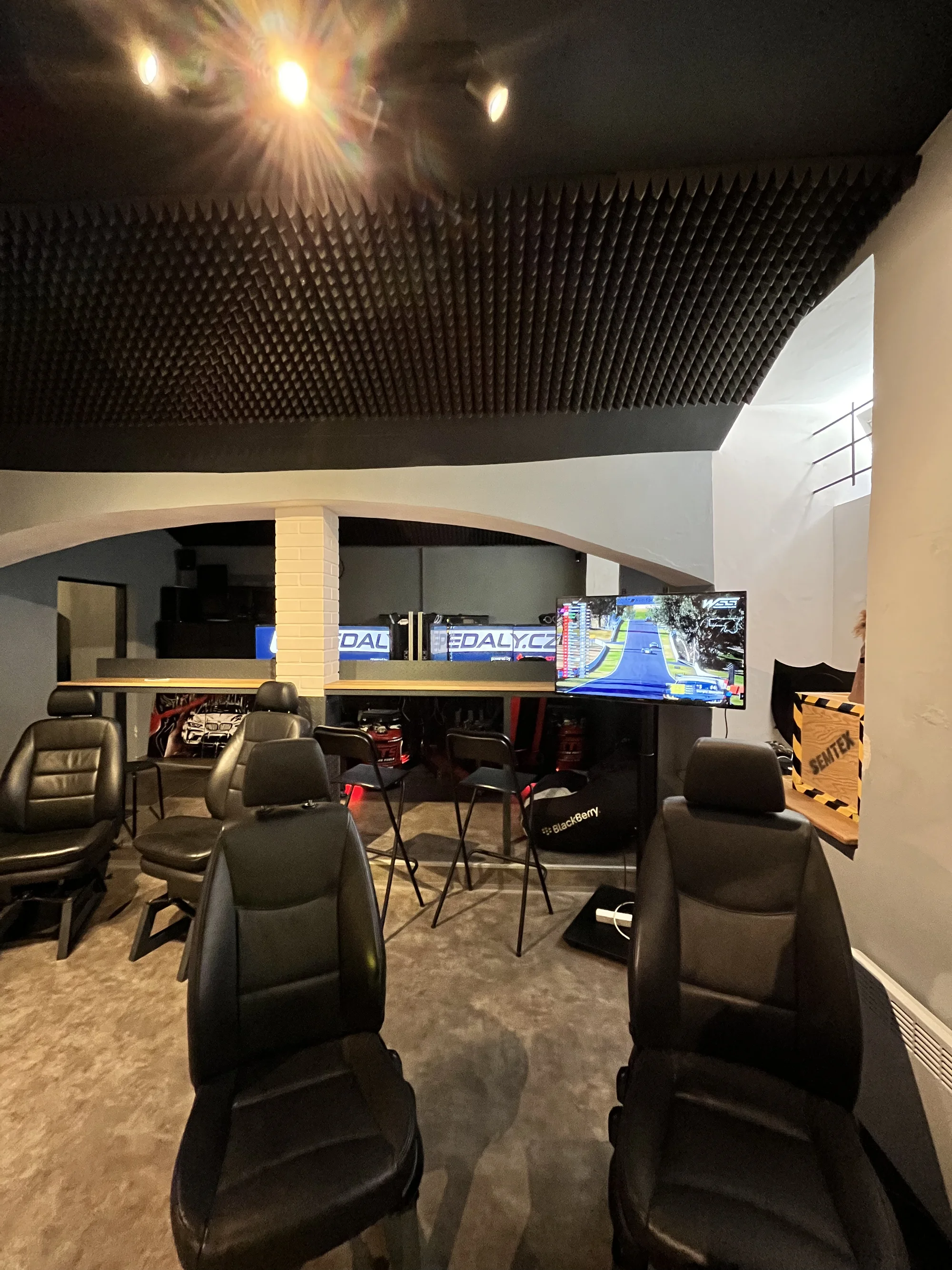 Poměřte své síly a rychlost: 60minutová jízda na závodních simulátorech, pro 1 až 6 osob