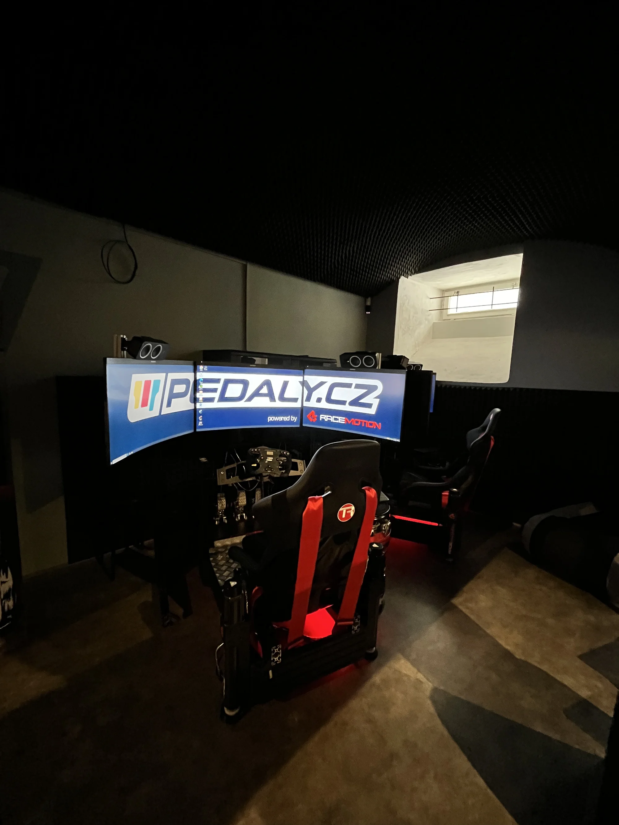 Poměřte své síly a rychlost: 60minutová jízda na závodních simulátorech, pro 1 až 6 osob