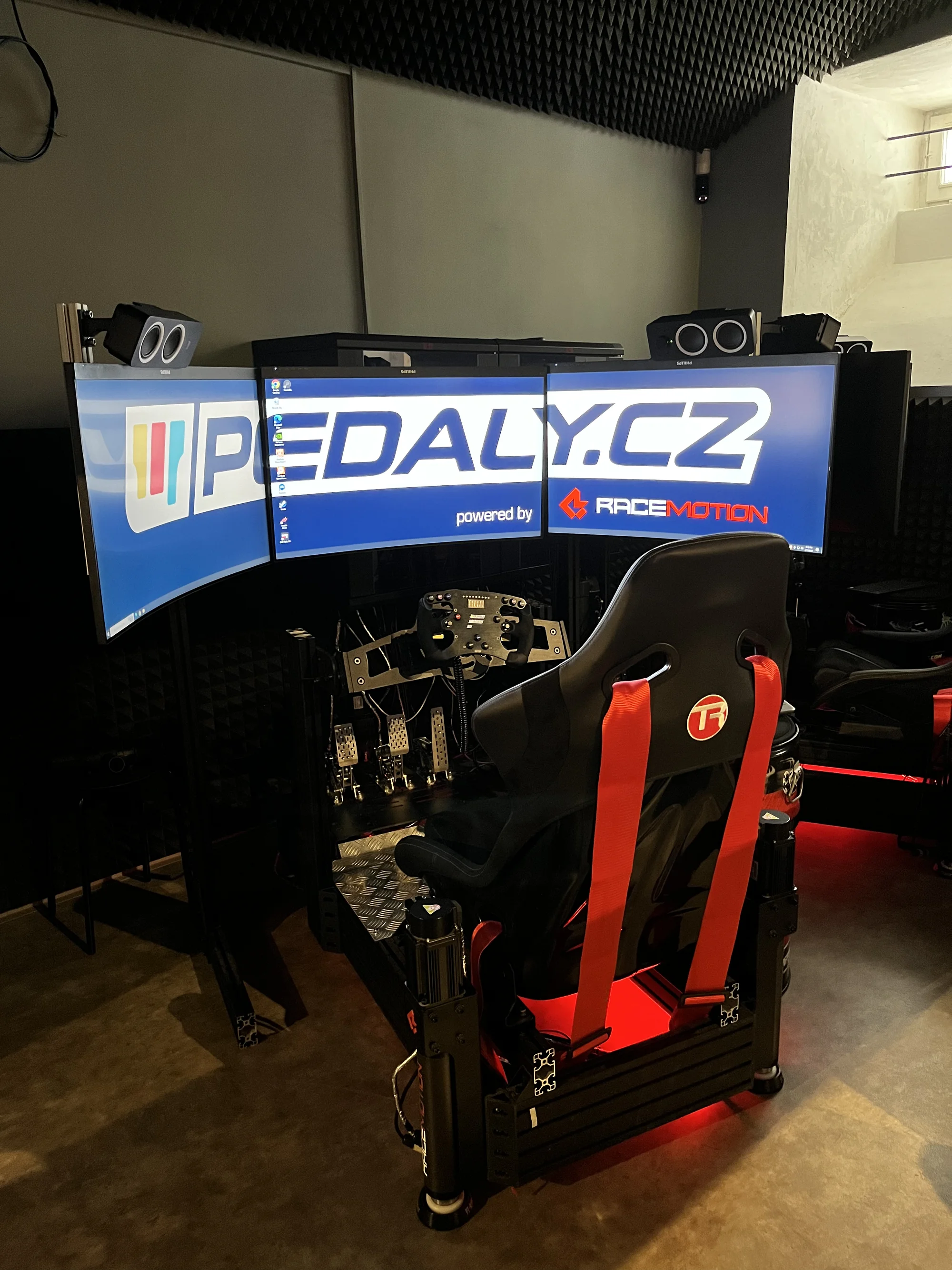 Poměřte své síly a rychlost: 60minutová jízda na závodních simulátorech, pro 1 až 6 osob