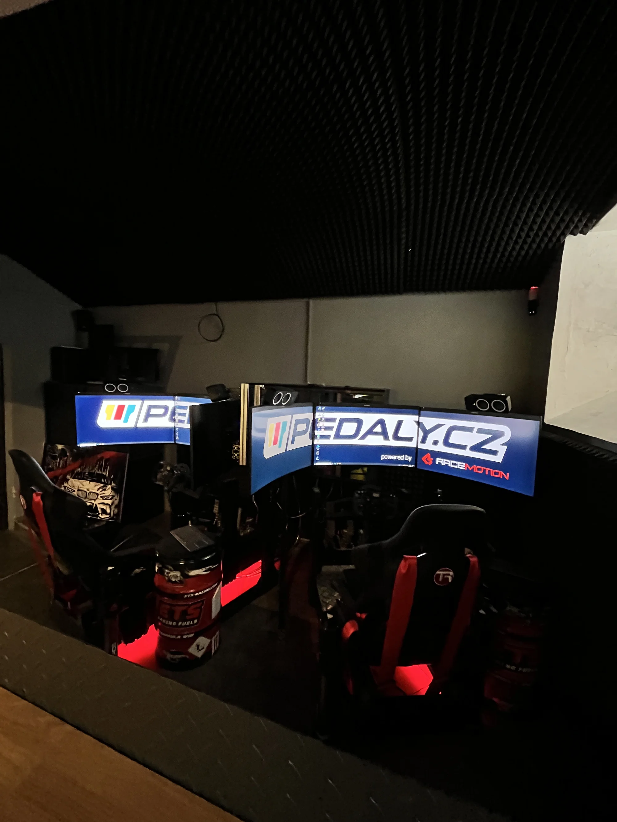 Poměřte své síly a rychlost: 60minutová jízda na závodních simulátorech, pro 1 až 6 osob